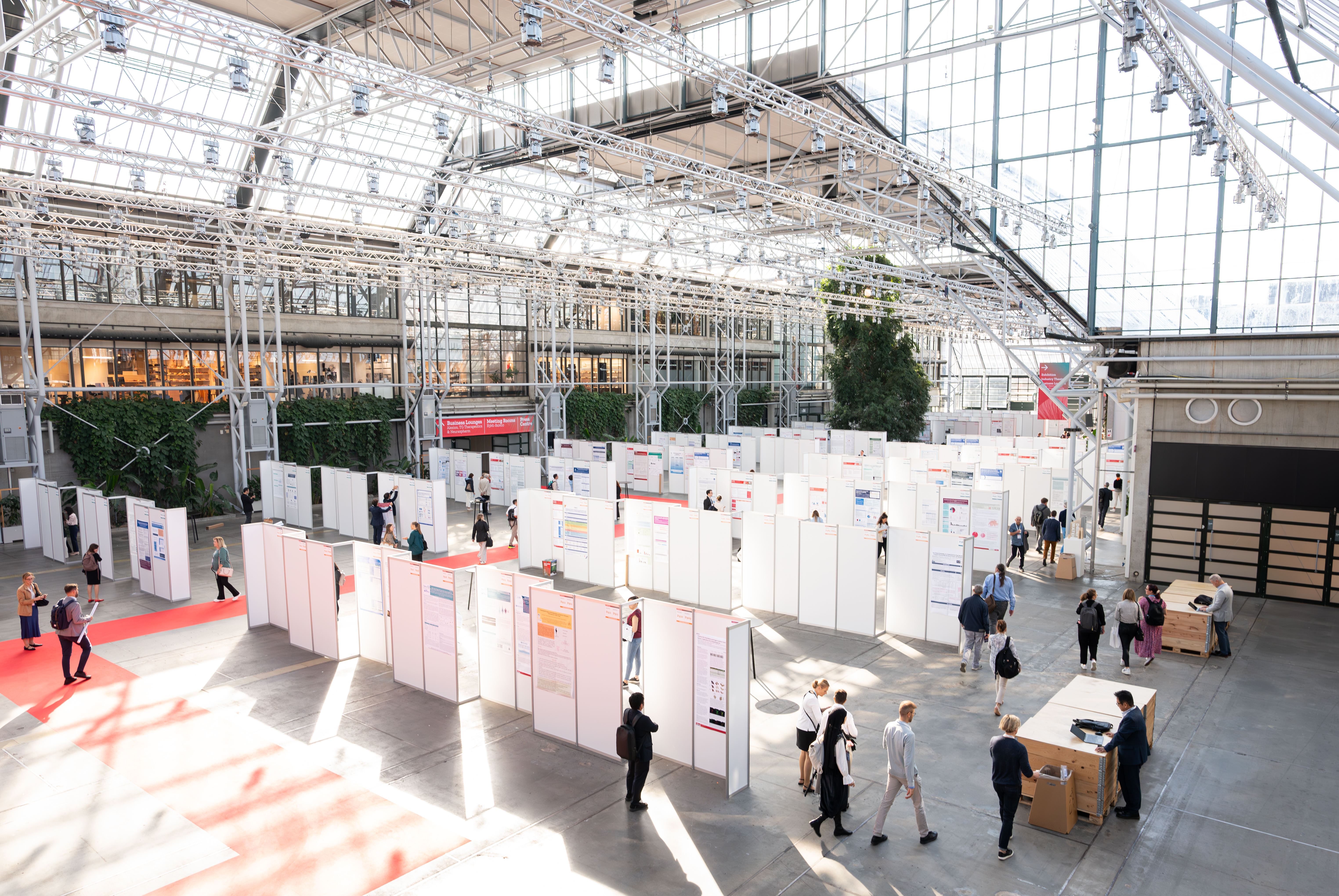 Stort udstillingsområde med messestande og naturligt lys i Bella Center.