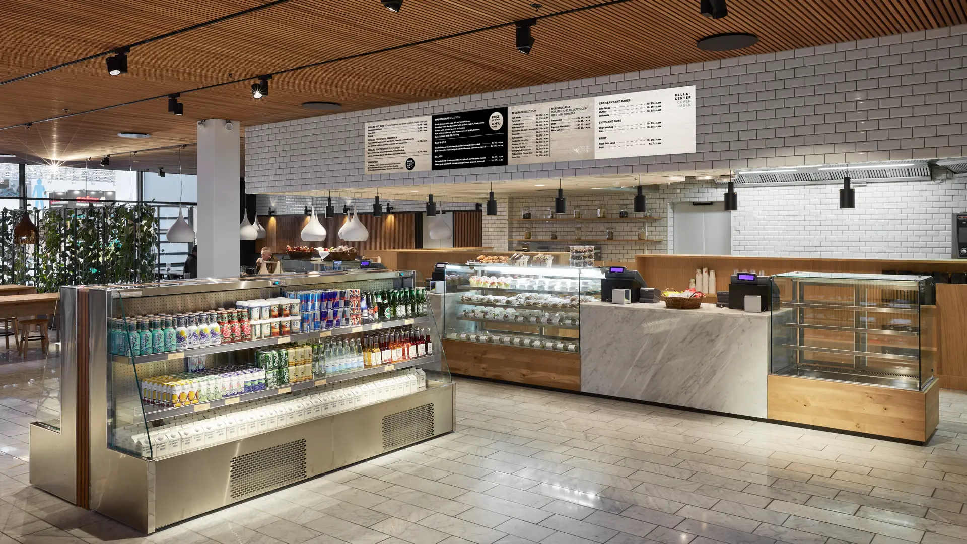 The Gastro i Bella Center – lyst caféområde med marmordiske, trædetaljer og stort udvalg af takeaway og frisklavet mad.