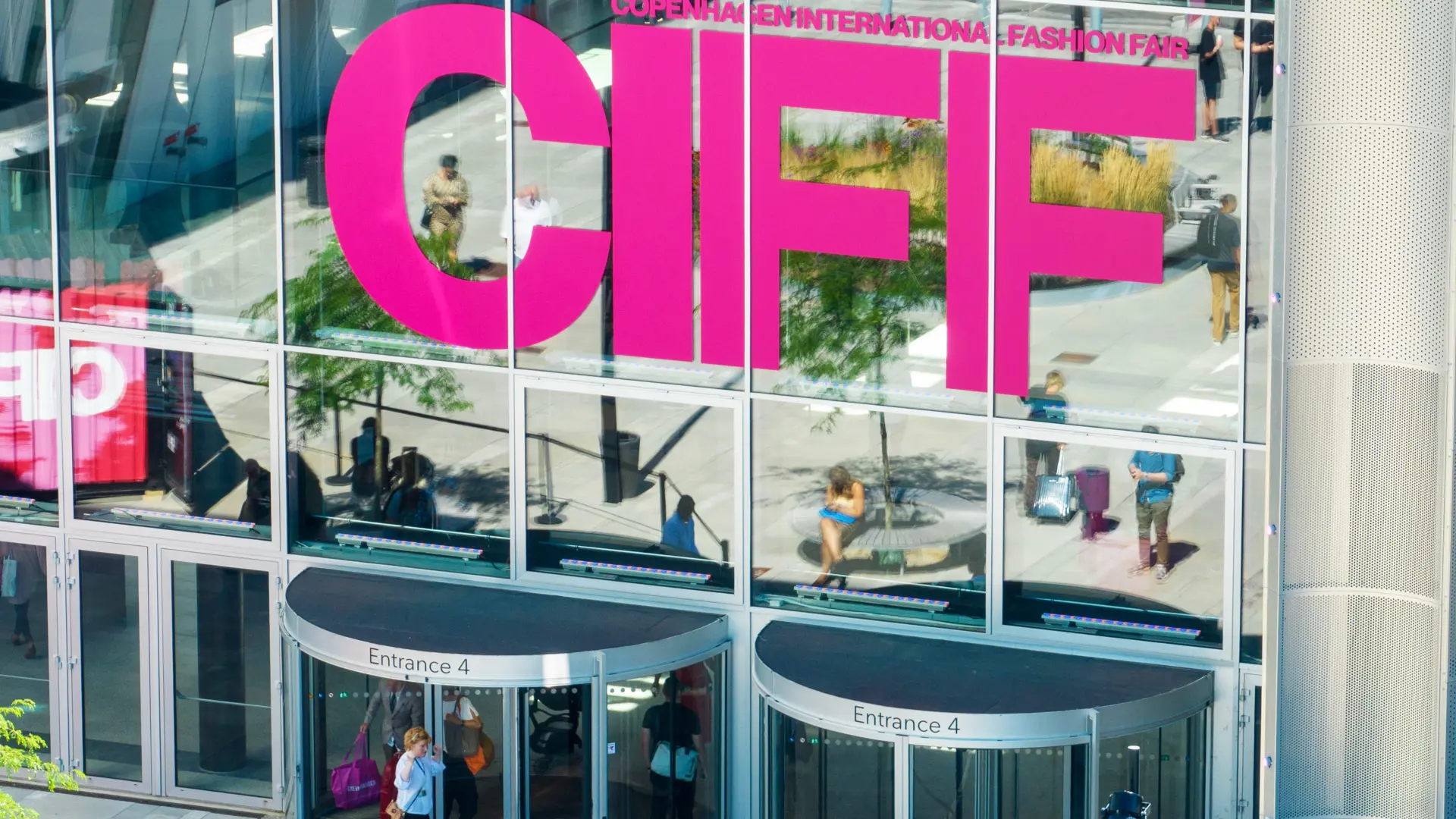 Indgangsparti med CIFF-logo ved Bella Center Copenhagen under international messe.