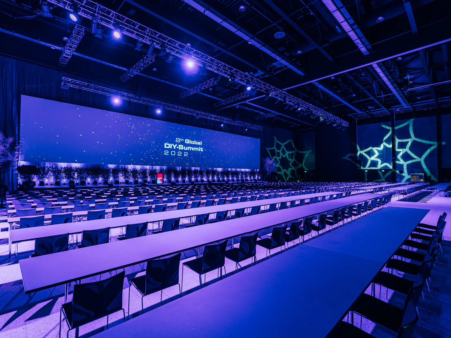 Hal D i Bella Arena indrettet til internationalt event med LED-skærme og scene.