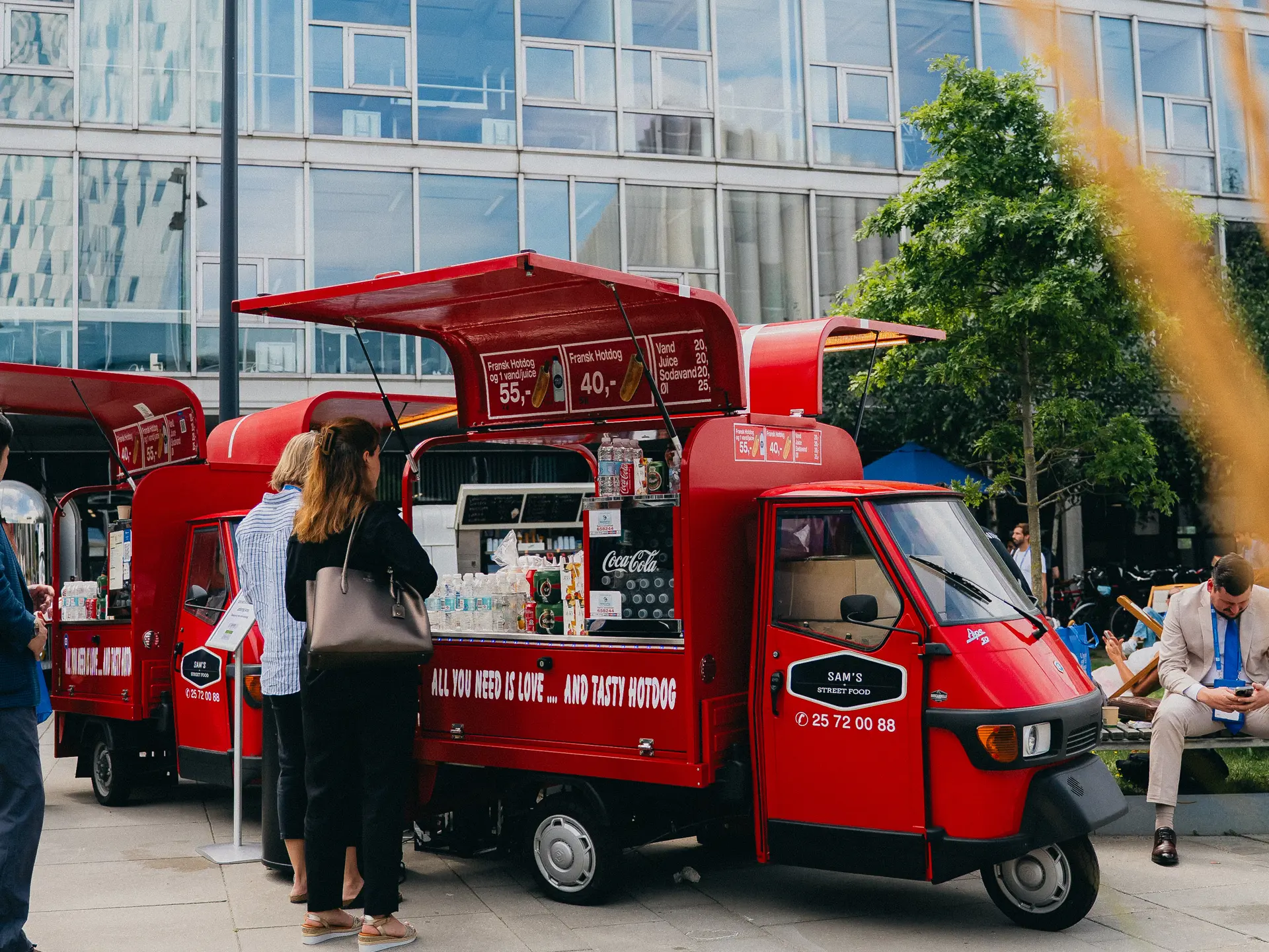 Rød streetfood-vogn ved udendørs event i Bella Center.