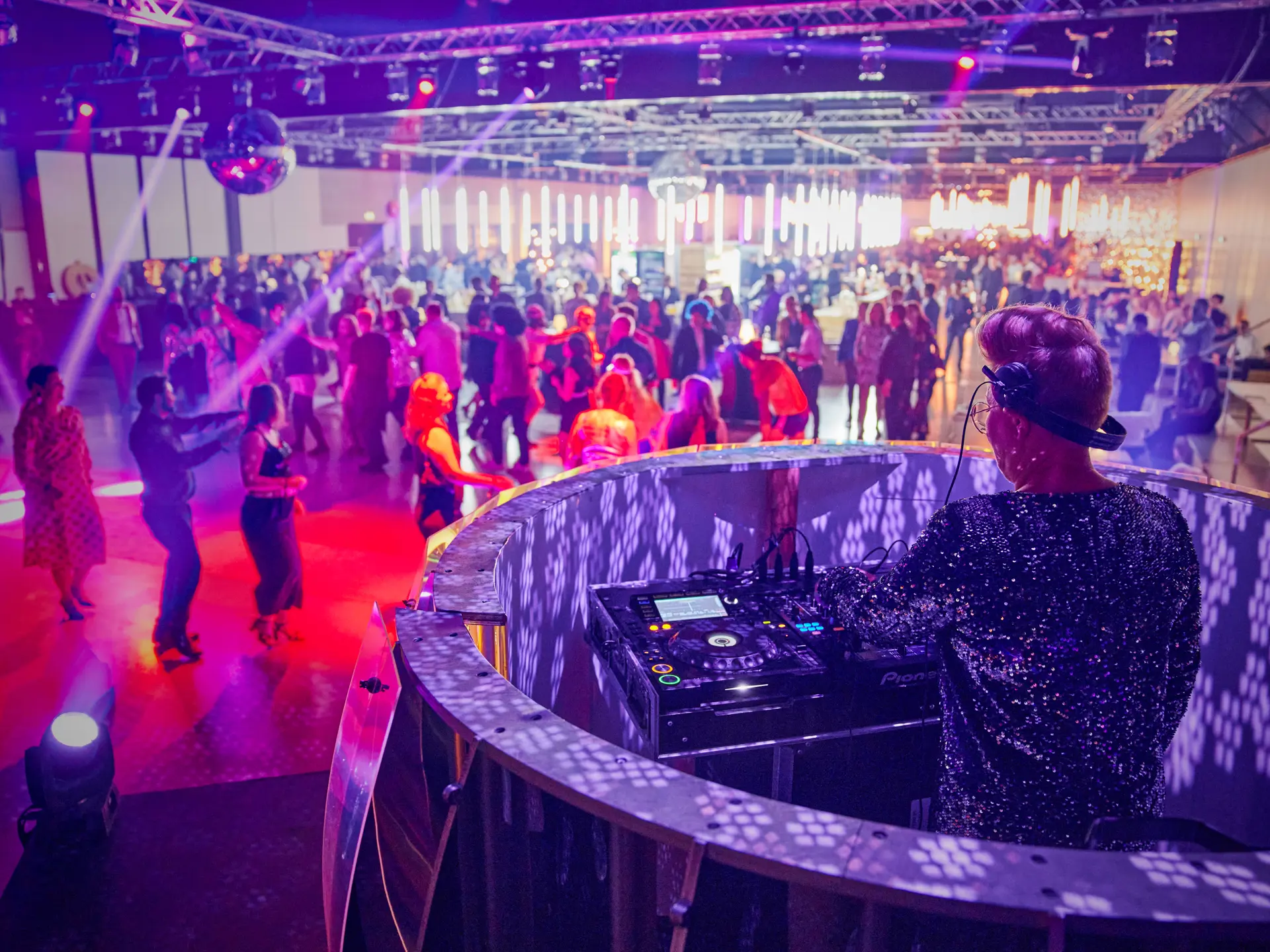 Festlig stemning i Bella Center hal c med dansende gæster og dj.
