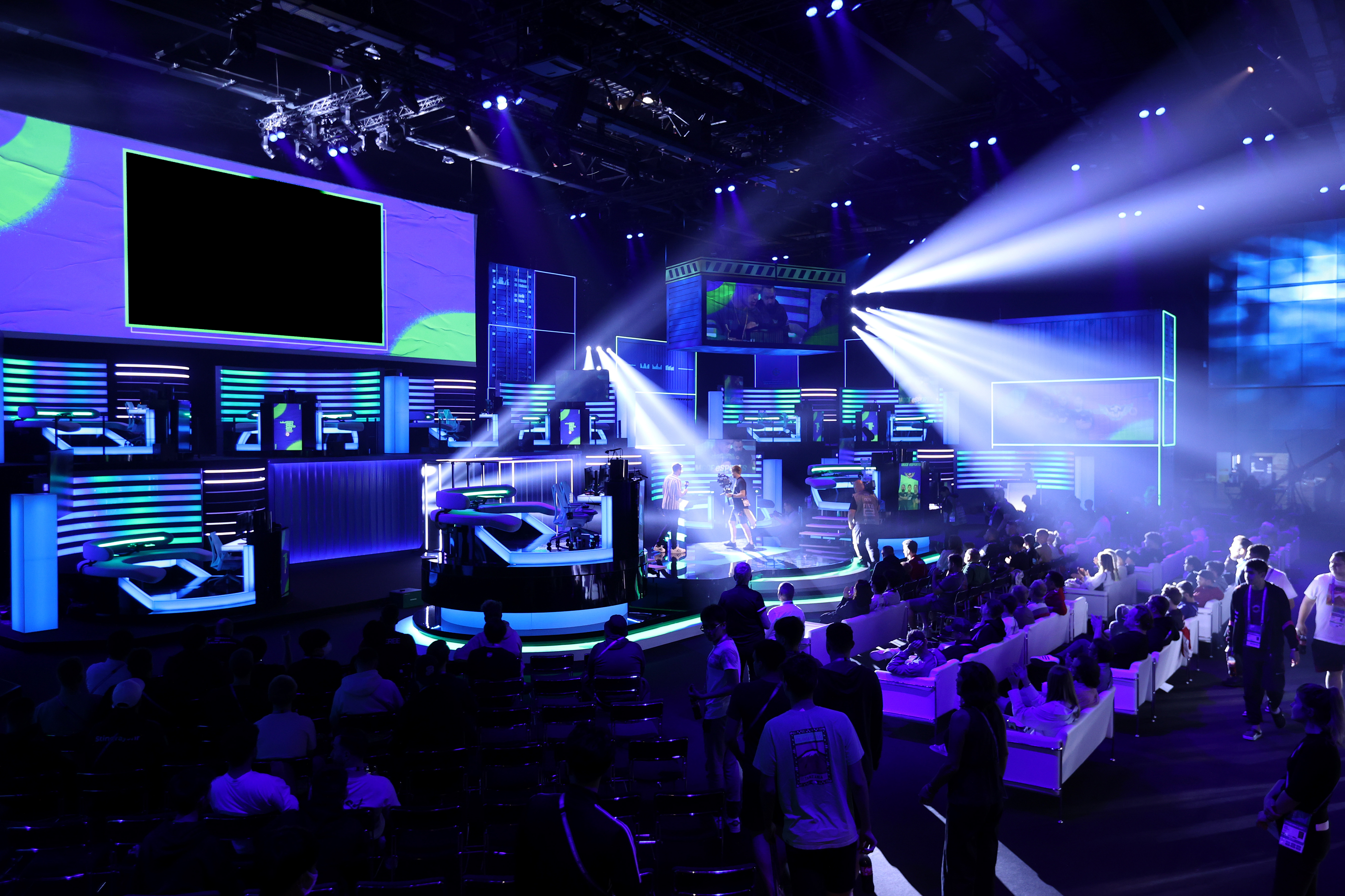 Esport-event med scene, lys og publikum i Bella Center.