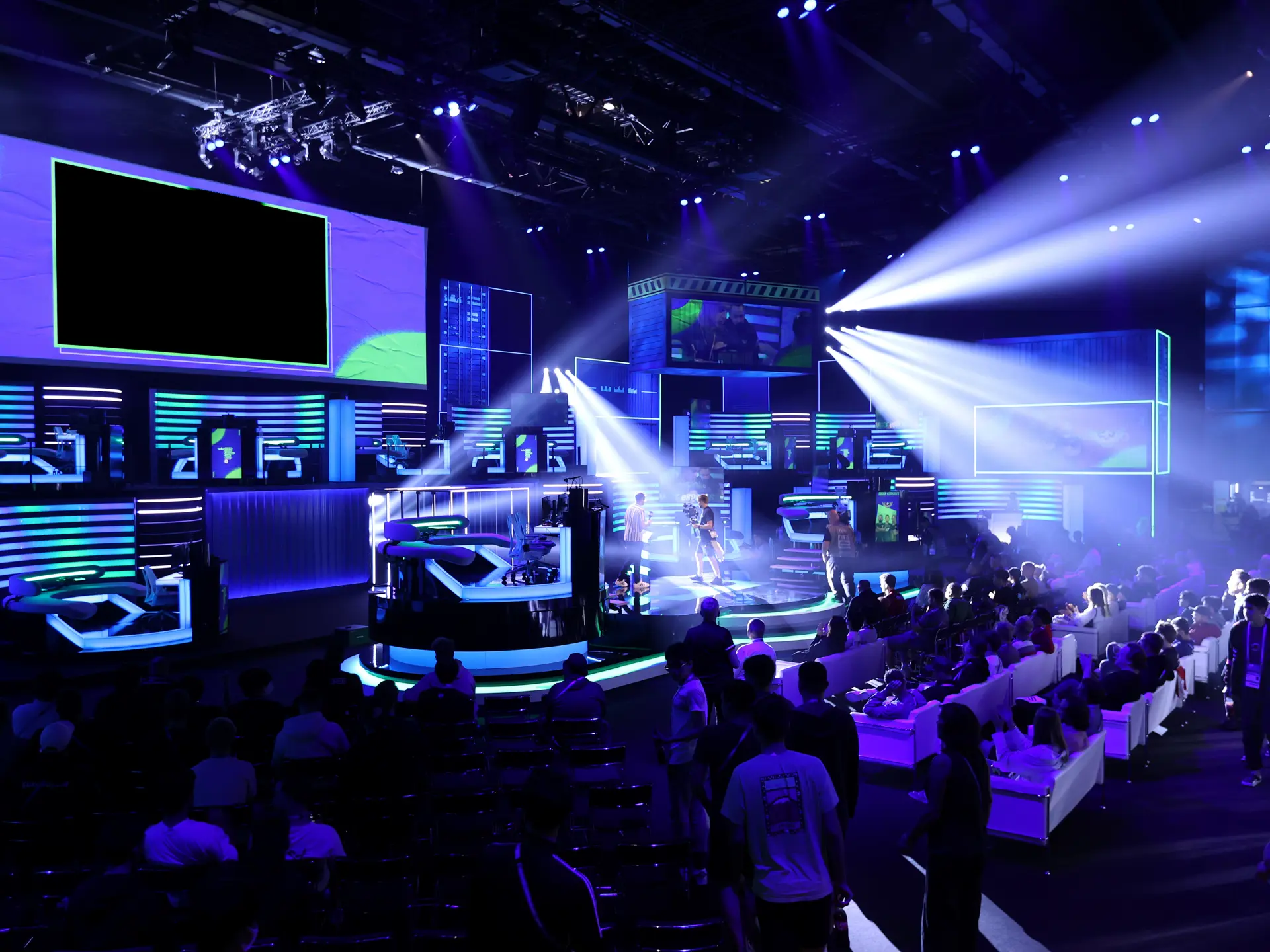 Esport-event med scene, lys og publikum i Bella Center.