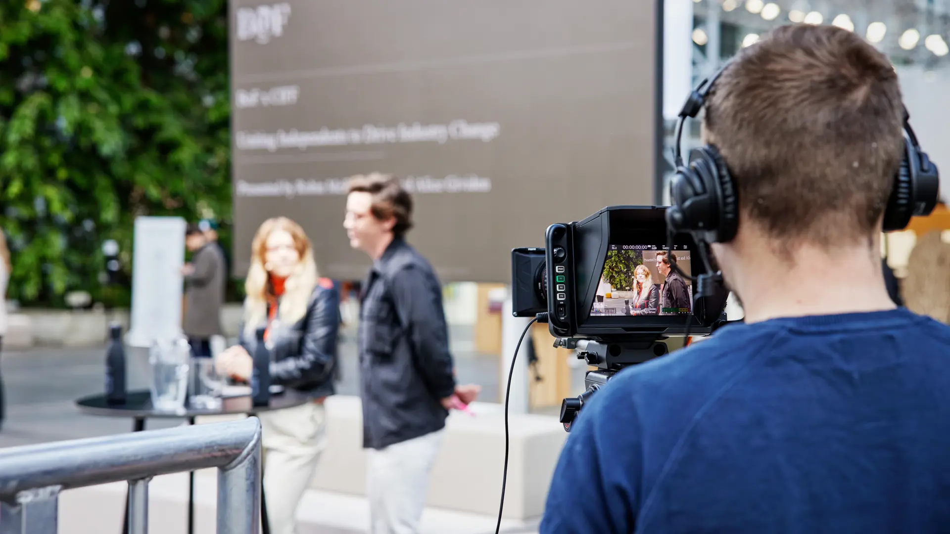 Kameramand filmer interview under event i Bella Center med avanceret netværksteknologi.