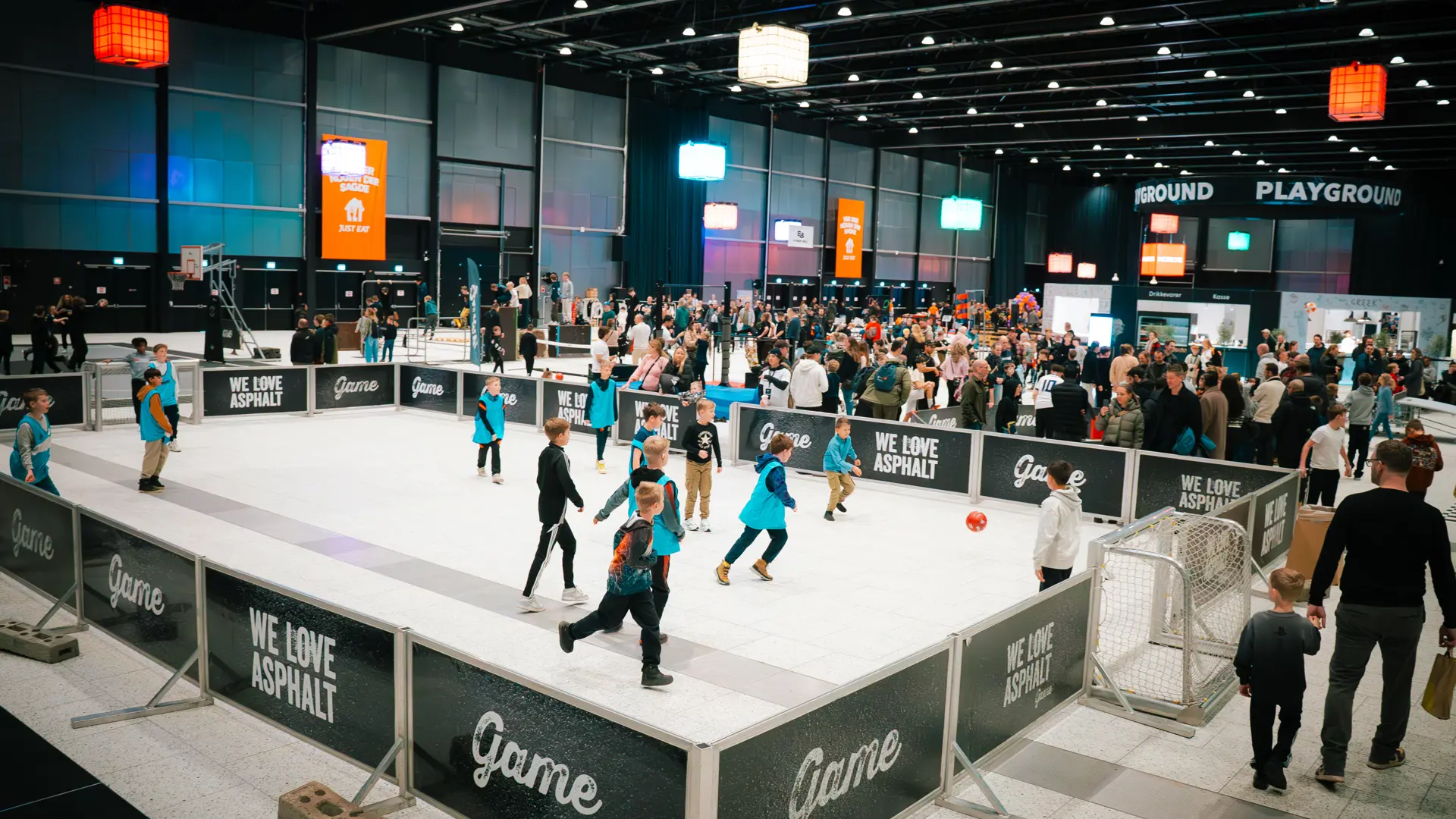 Publikumsoplevelser og sportsevent med bane og deltagere i Bella Center.