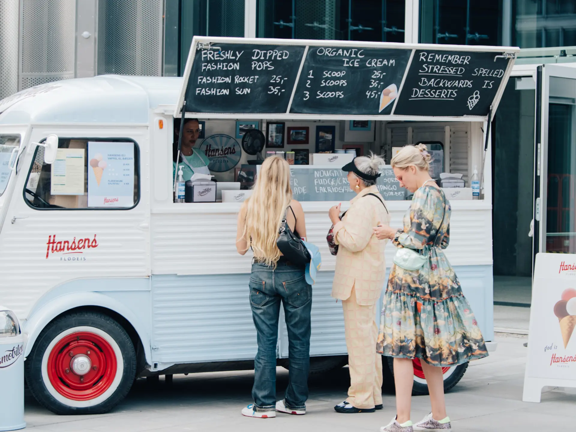 Gæster ved foodtruck under udendørs arrangement i Bella Center.