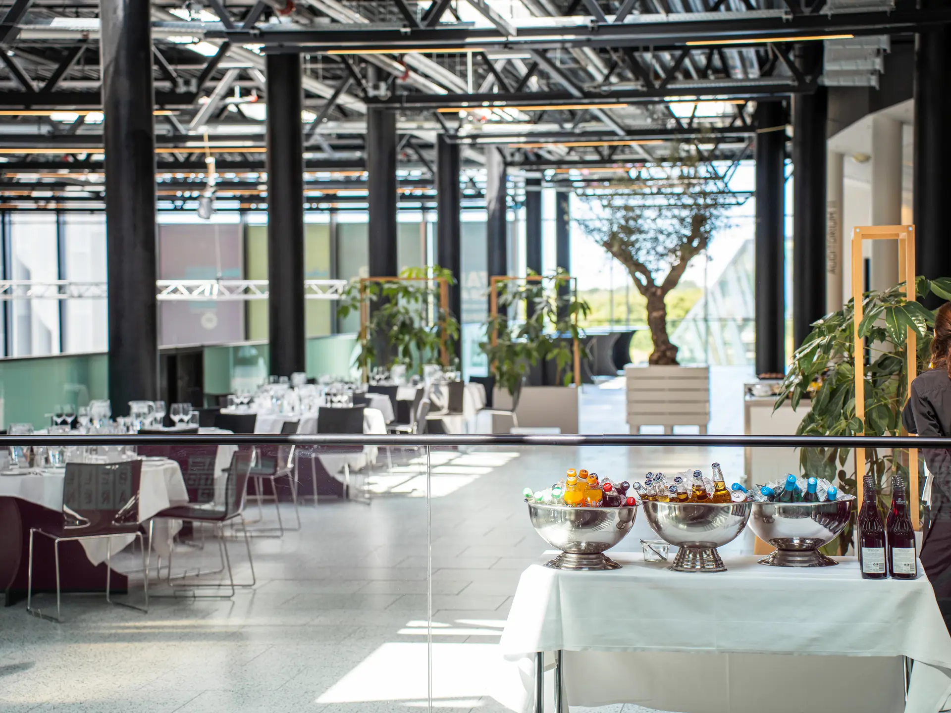 Balkon i Bella Center opstillet til middag med buffet af drikkevarer.