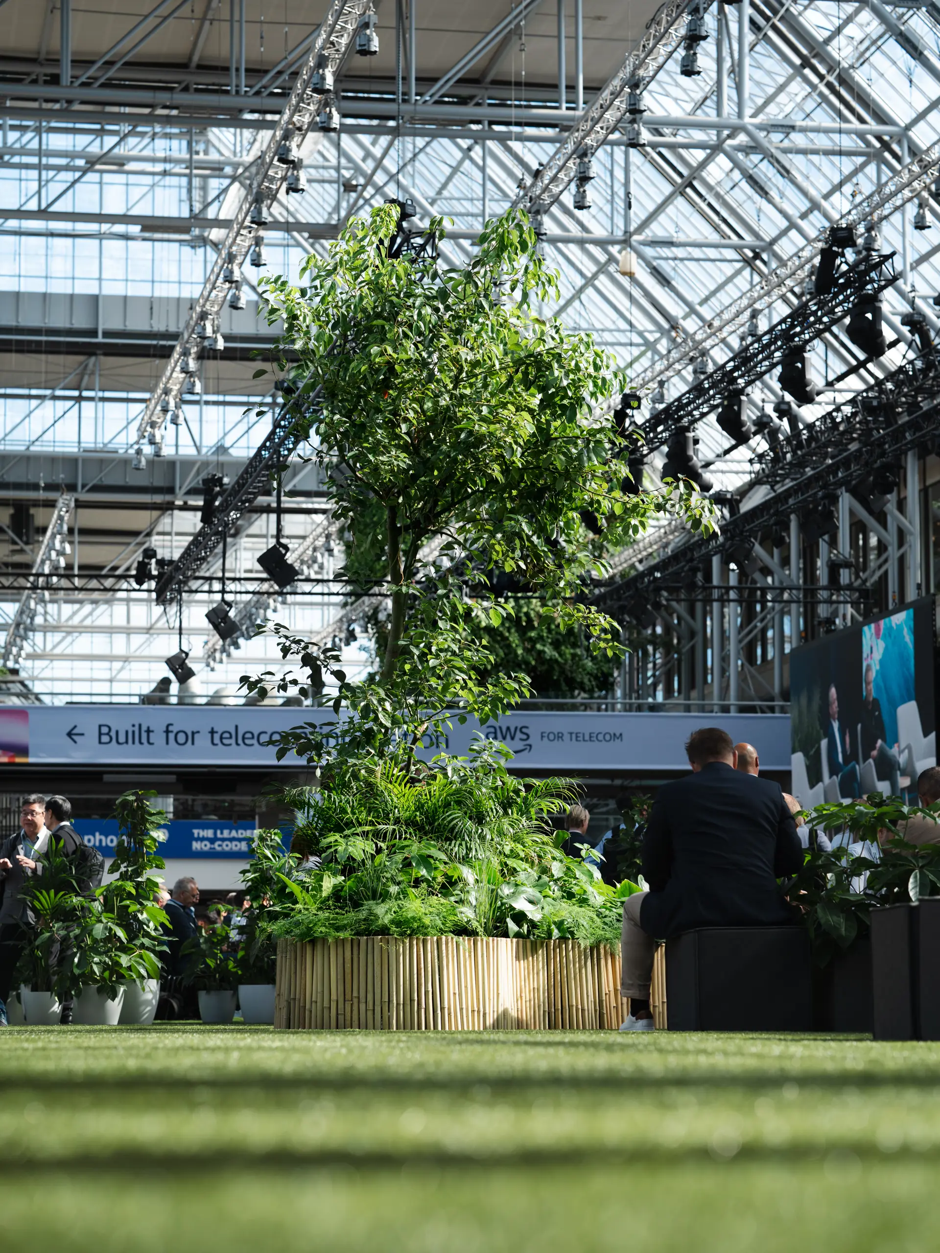 Grønne omgivelser i atrium i Bella Center med messe- og kongresgæster.