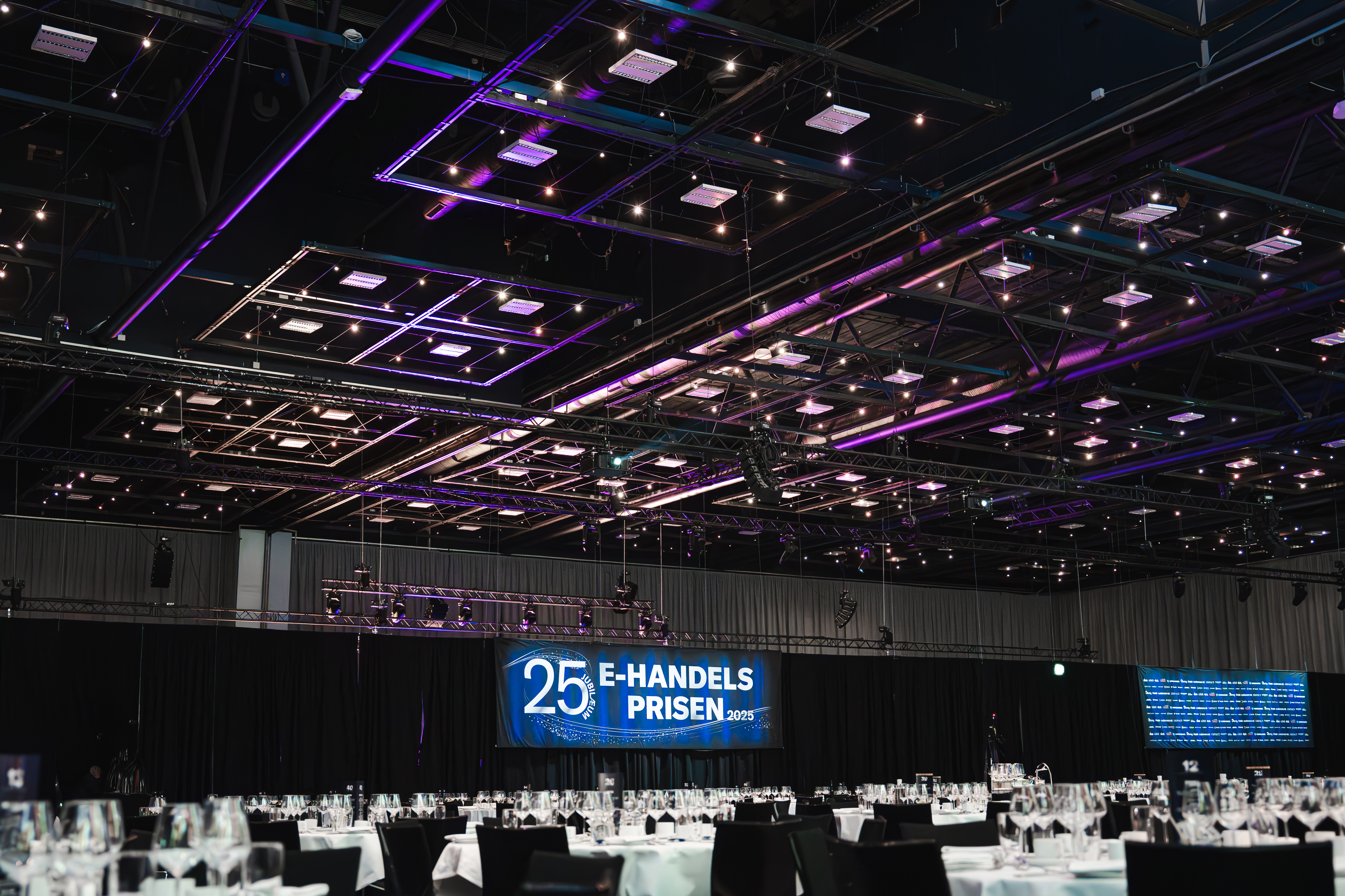 E-handels Prisen award show med opdækkede borde og storskærm i Bella Center.
