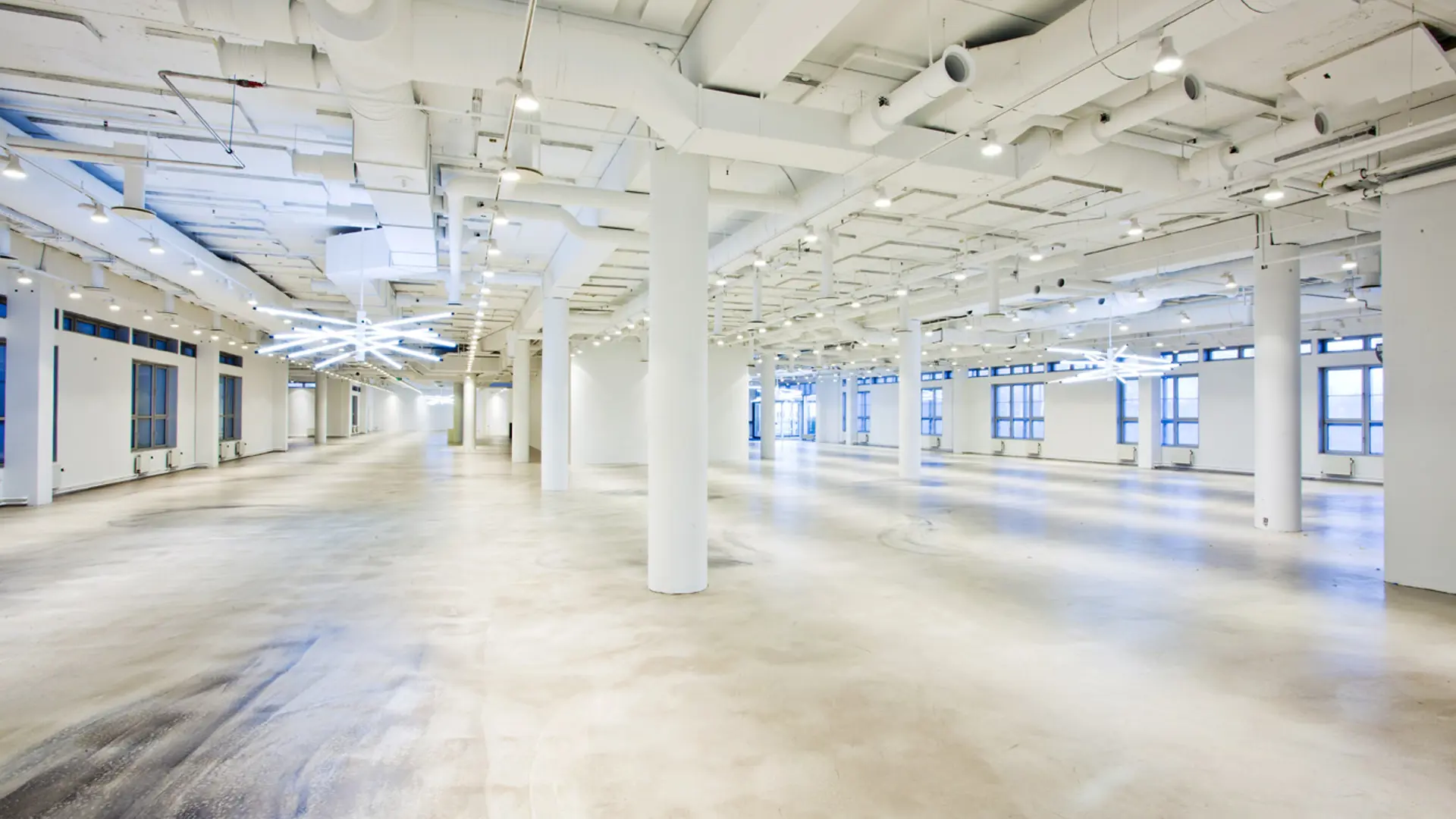 Råt og lyst lokale i Hal B i Bella Center med industriel arkitektur og fleksibelt gulvareal.