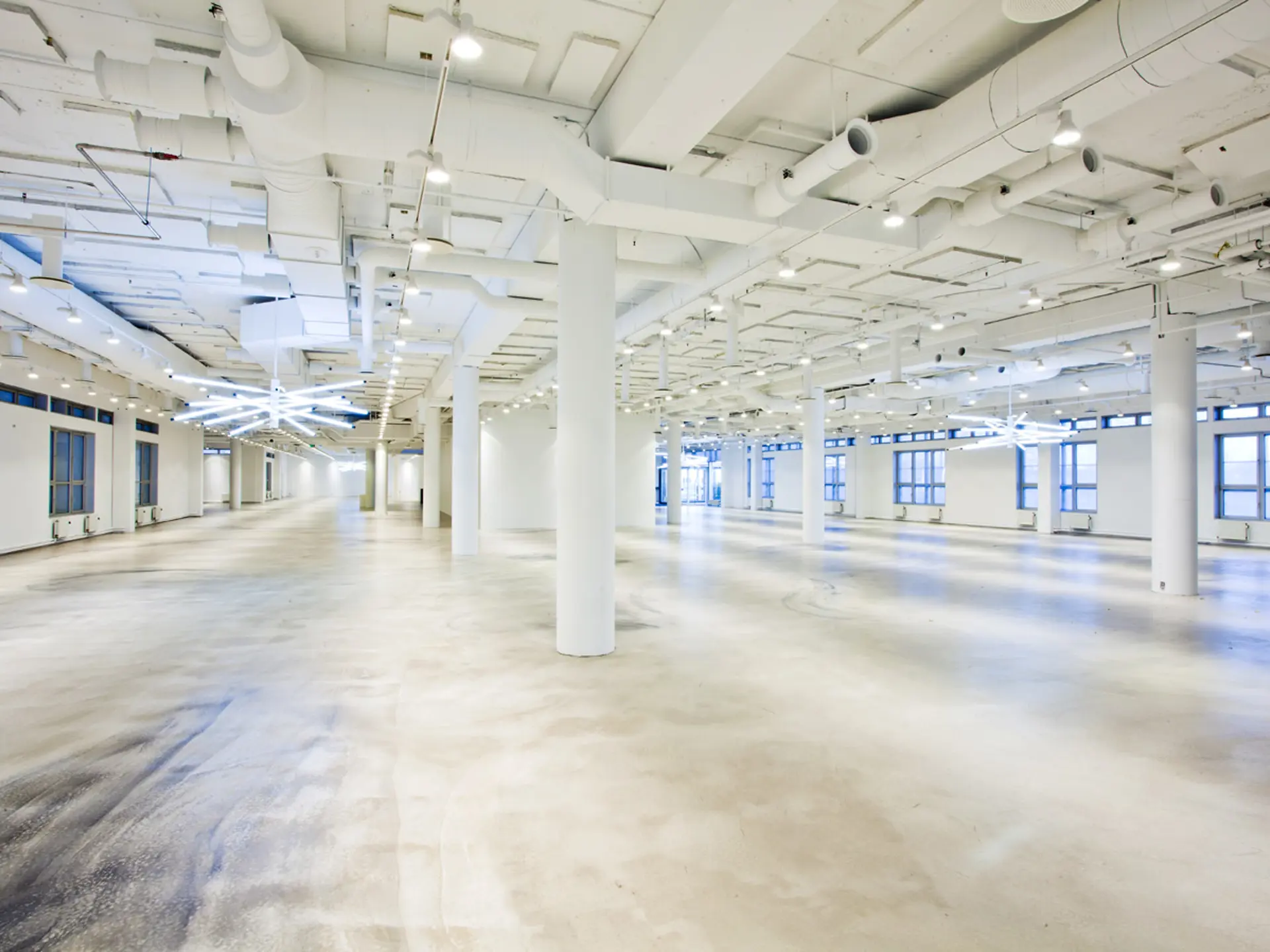 Råt og lyst lokale i Hal B i Bella Center med industriel arkitektur og fleksibelt gulvareal.