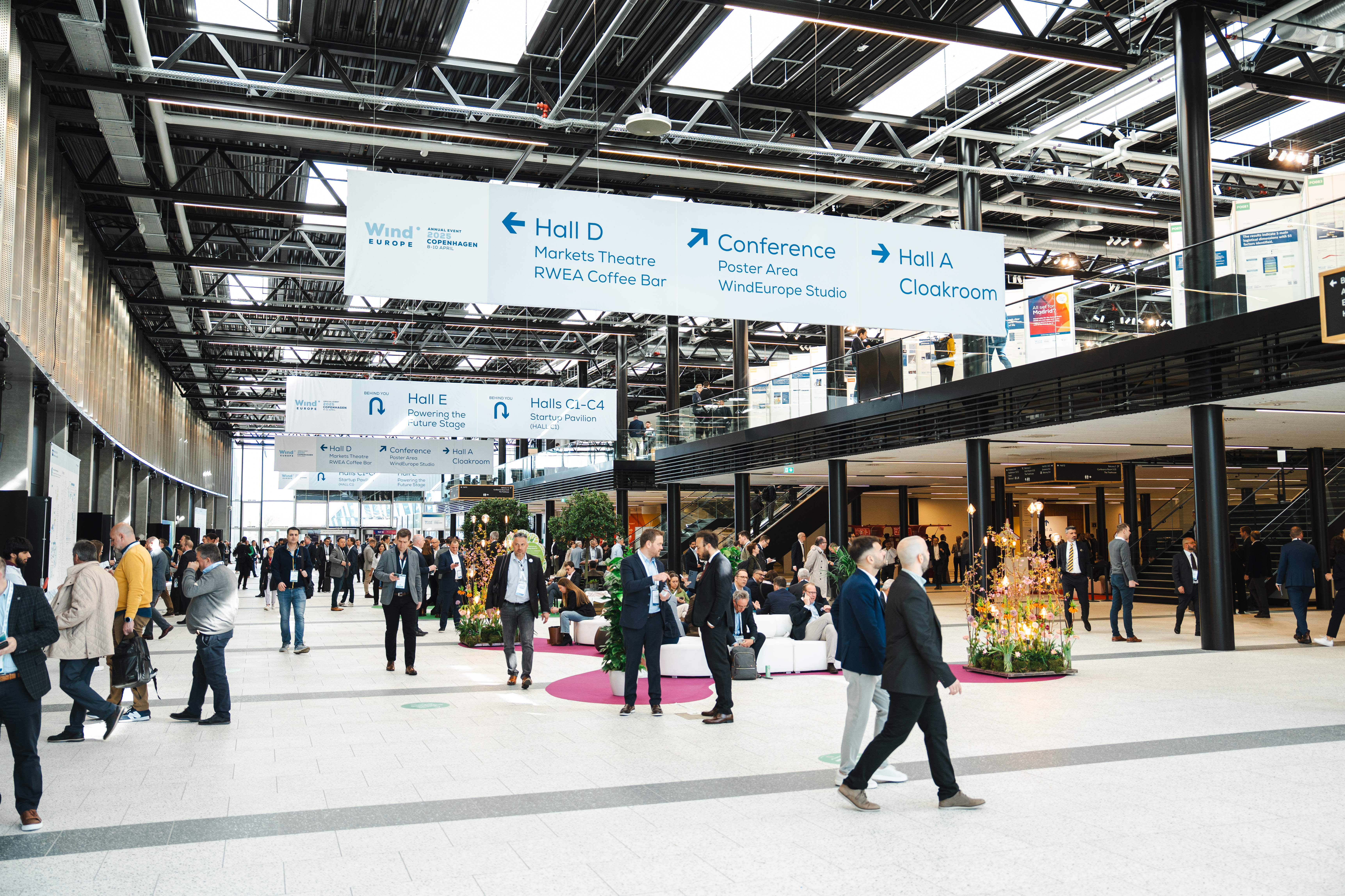 Deltagere netværker i foyer under Wind Europe 2025 i Bella Center.