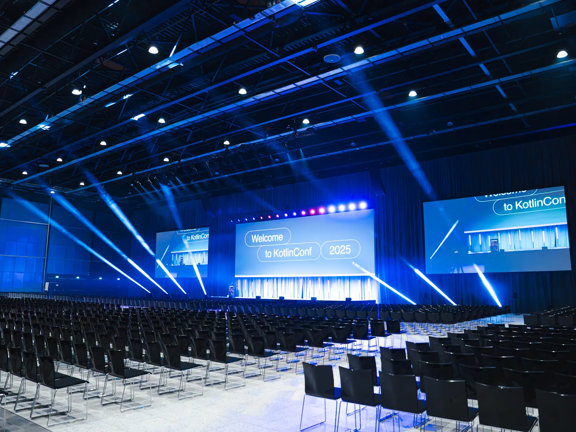 Plenumsession i Hal D, Bella Arena med stor scene og fuldt publikum.