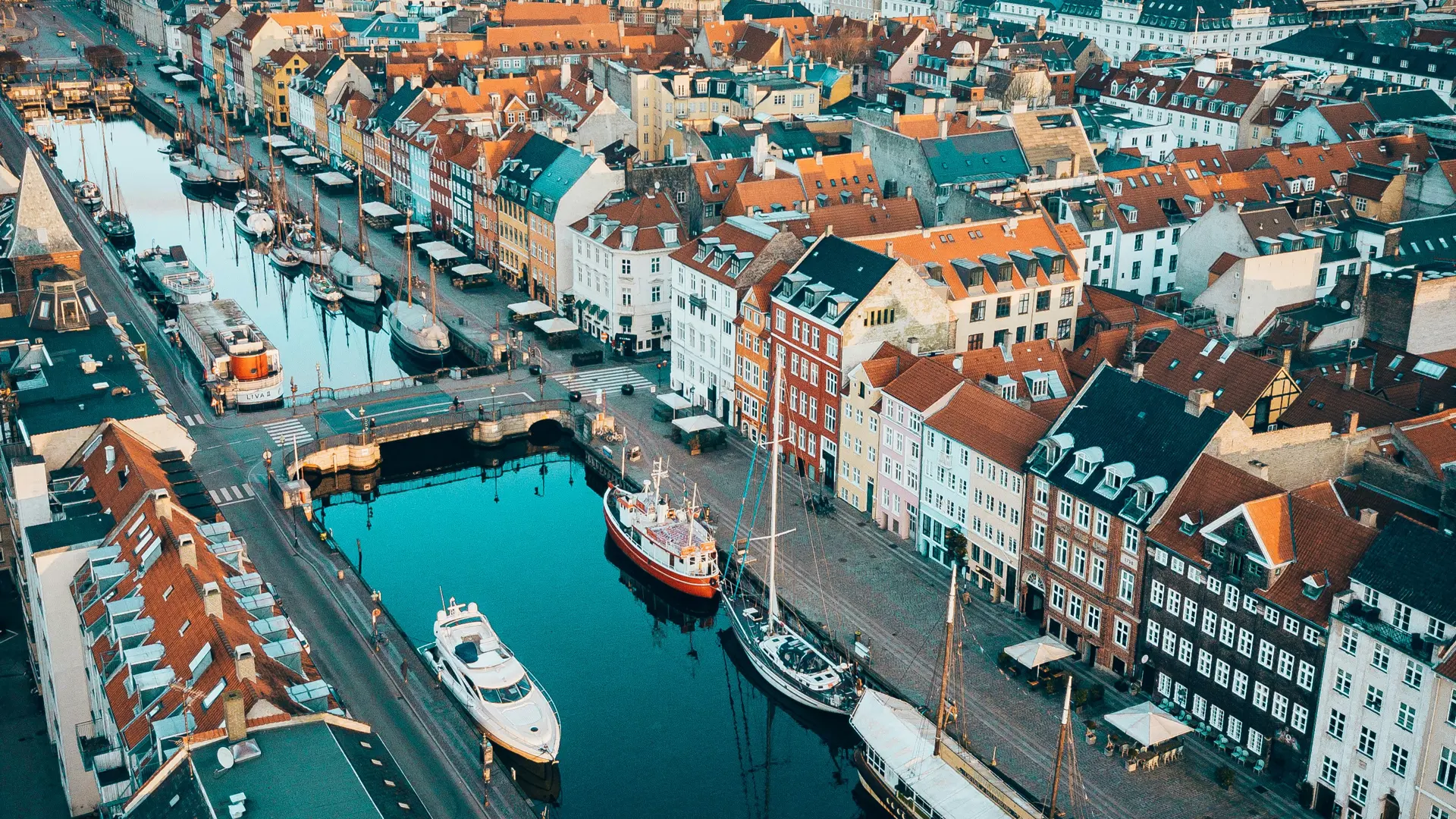 Udsigt over Nyhavn med farverige bygninger og både i vandet