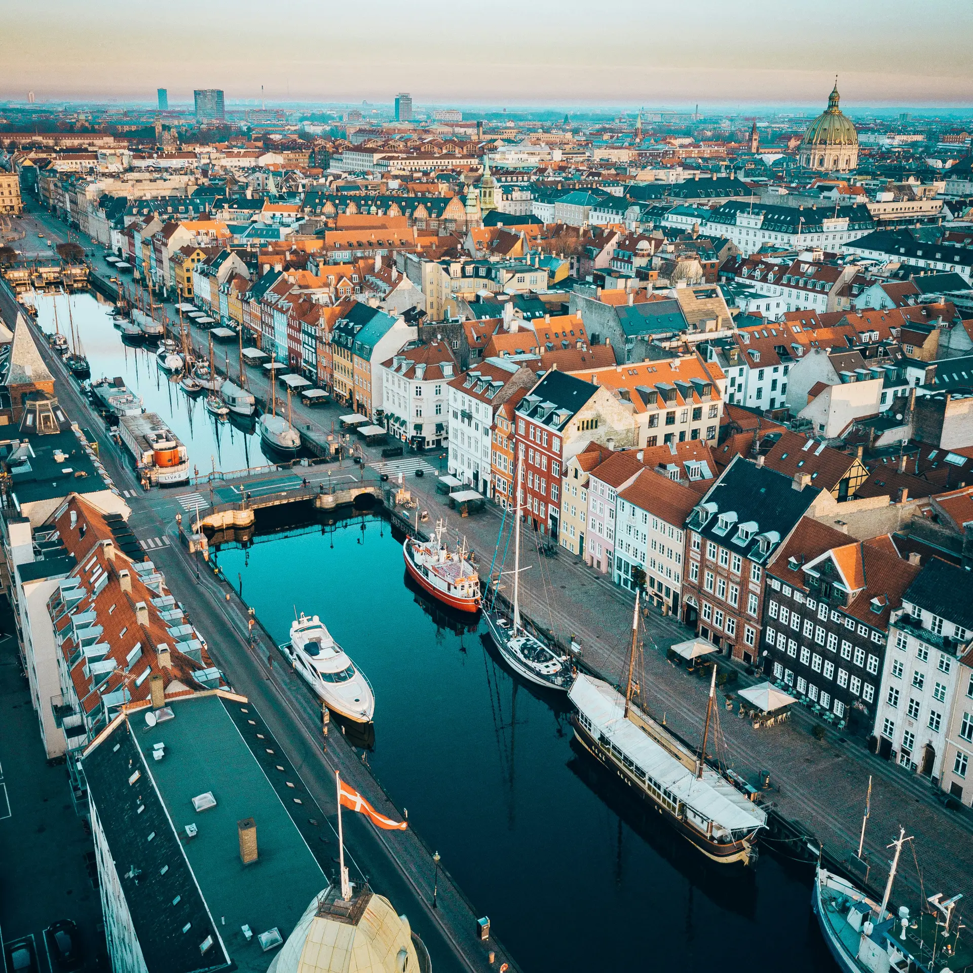 Udsigt over Nyhavn med farverige bygninger og både i vandet