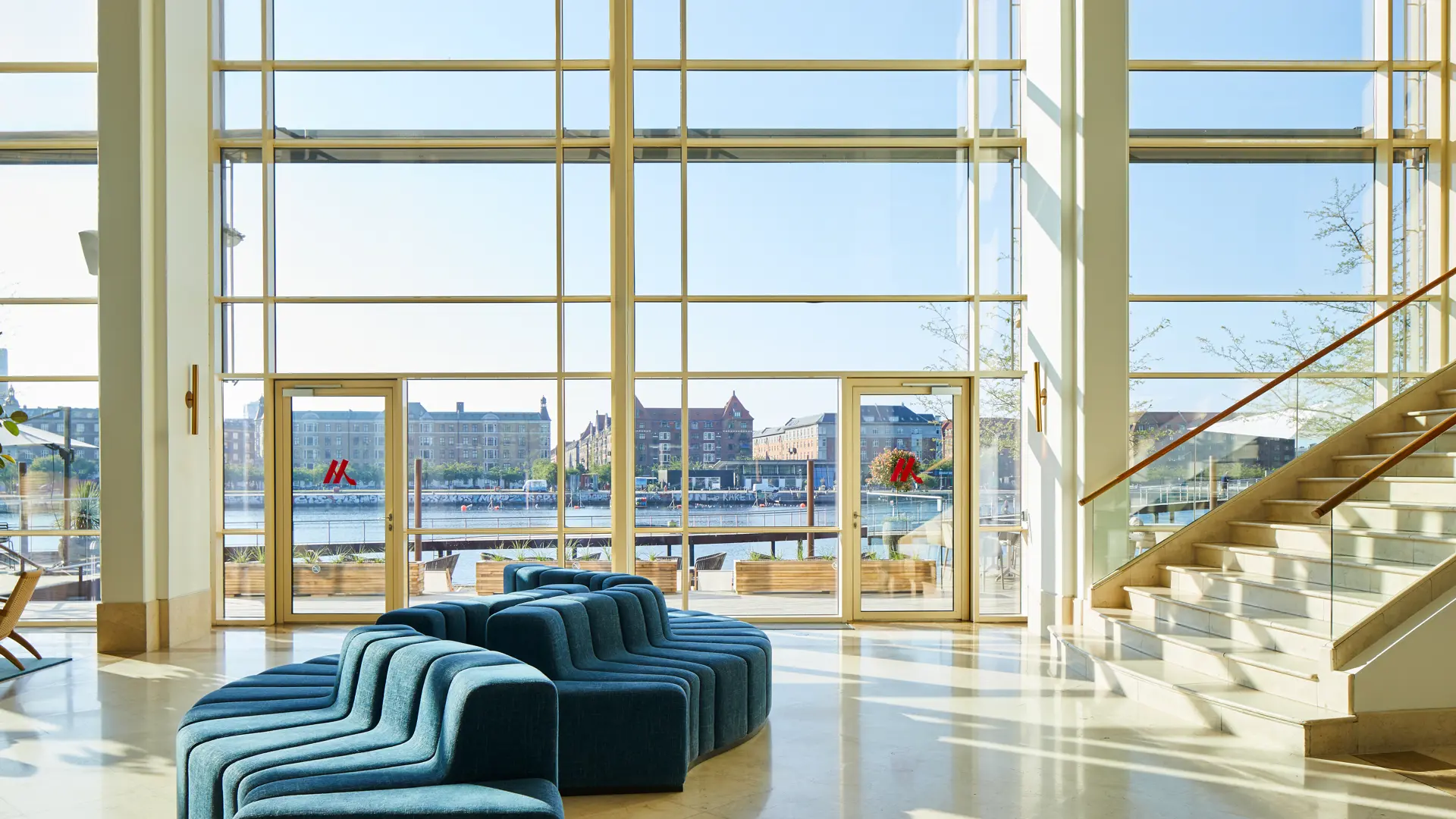 Lobby med panoramaudsigt over vandet på Copenhagen Marriott Hotel