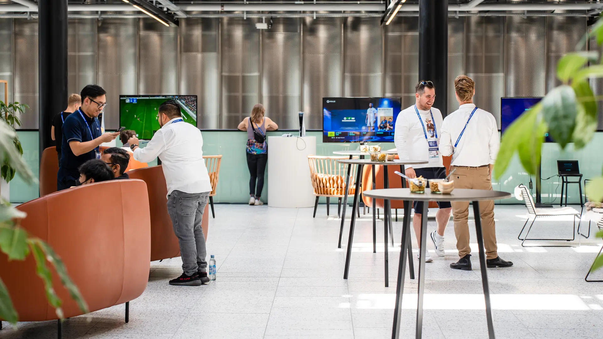 Balkonområde i Bella Center med gæster i samtale og uformel networking.