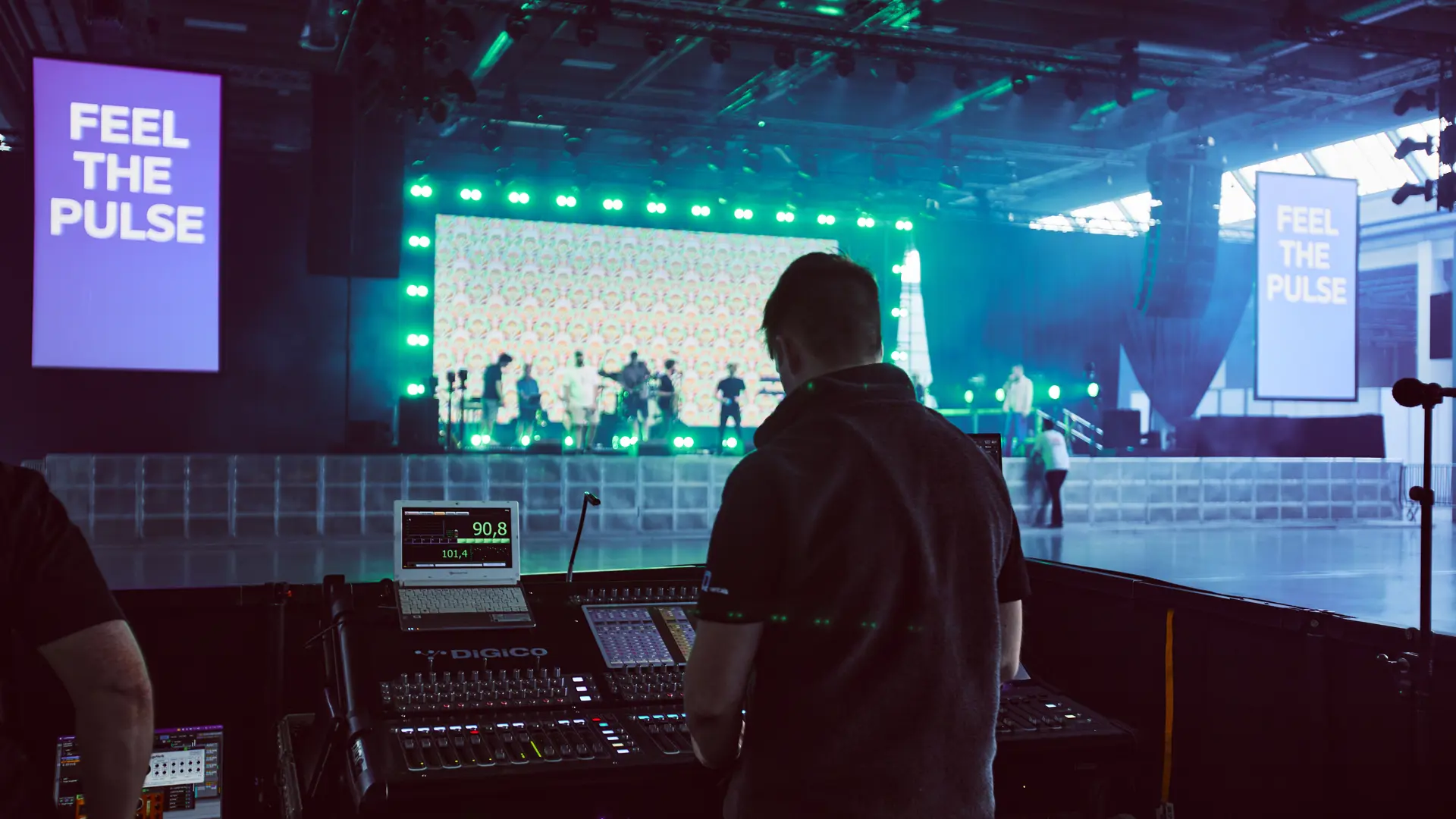AV-teknik og produktion under opbygning af scene i Bella Center.