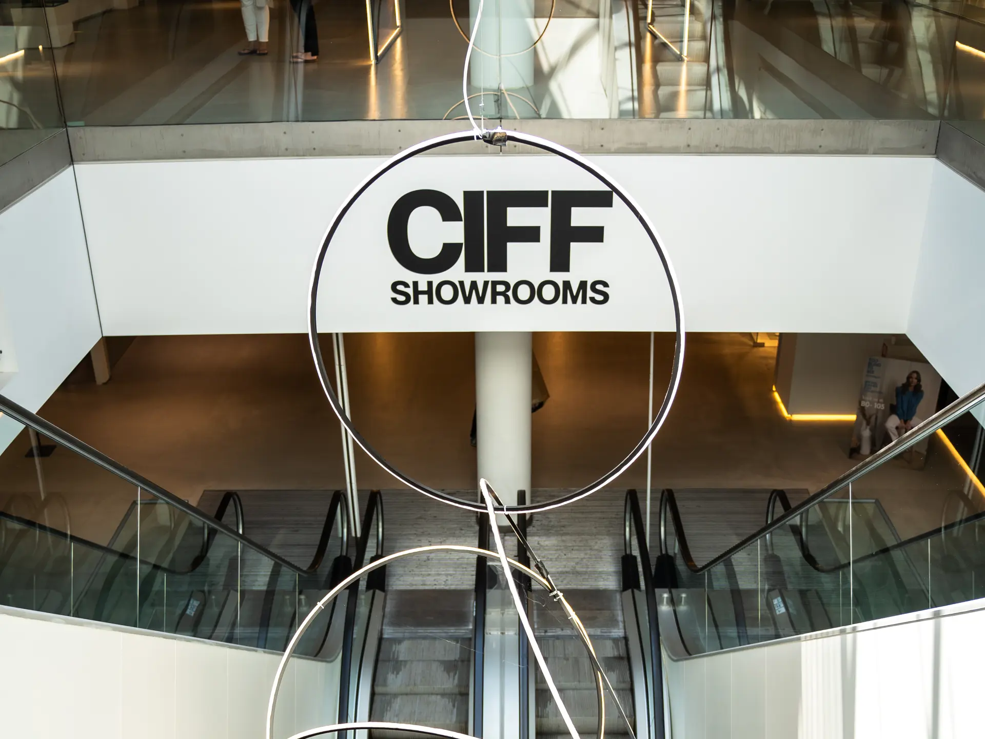 Rulletrappen med udsmykning, der fører til CIFF Showrooms.