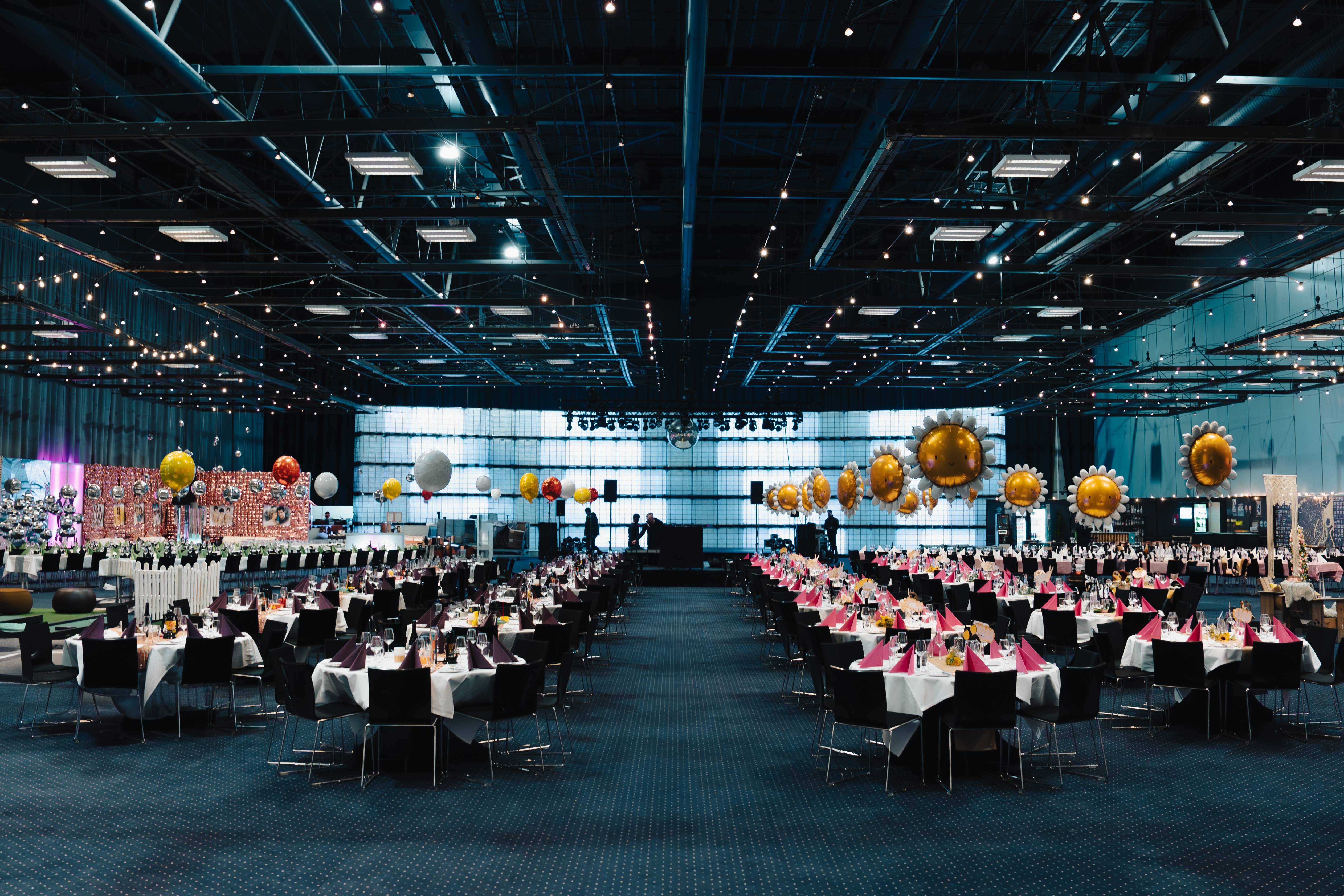 Gallamiddag med dækkede borde og balloner i Bella Center.