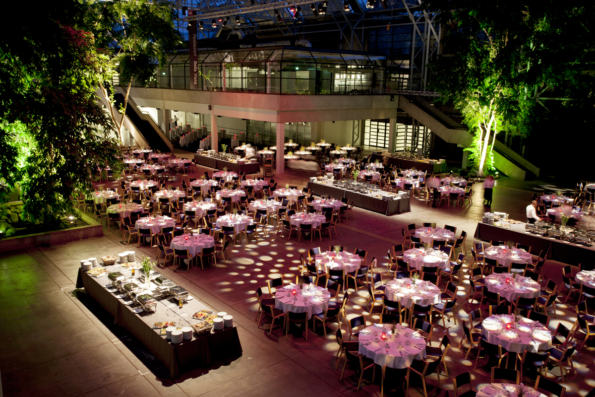 Skansa firmajulefrokost med gallatema og special lyssætning.