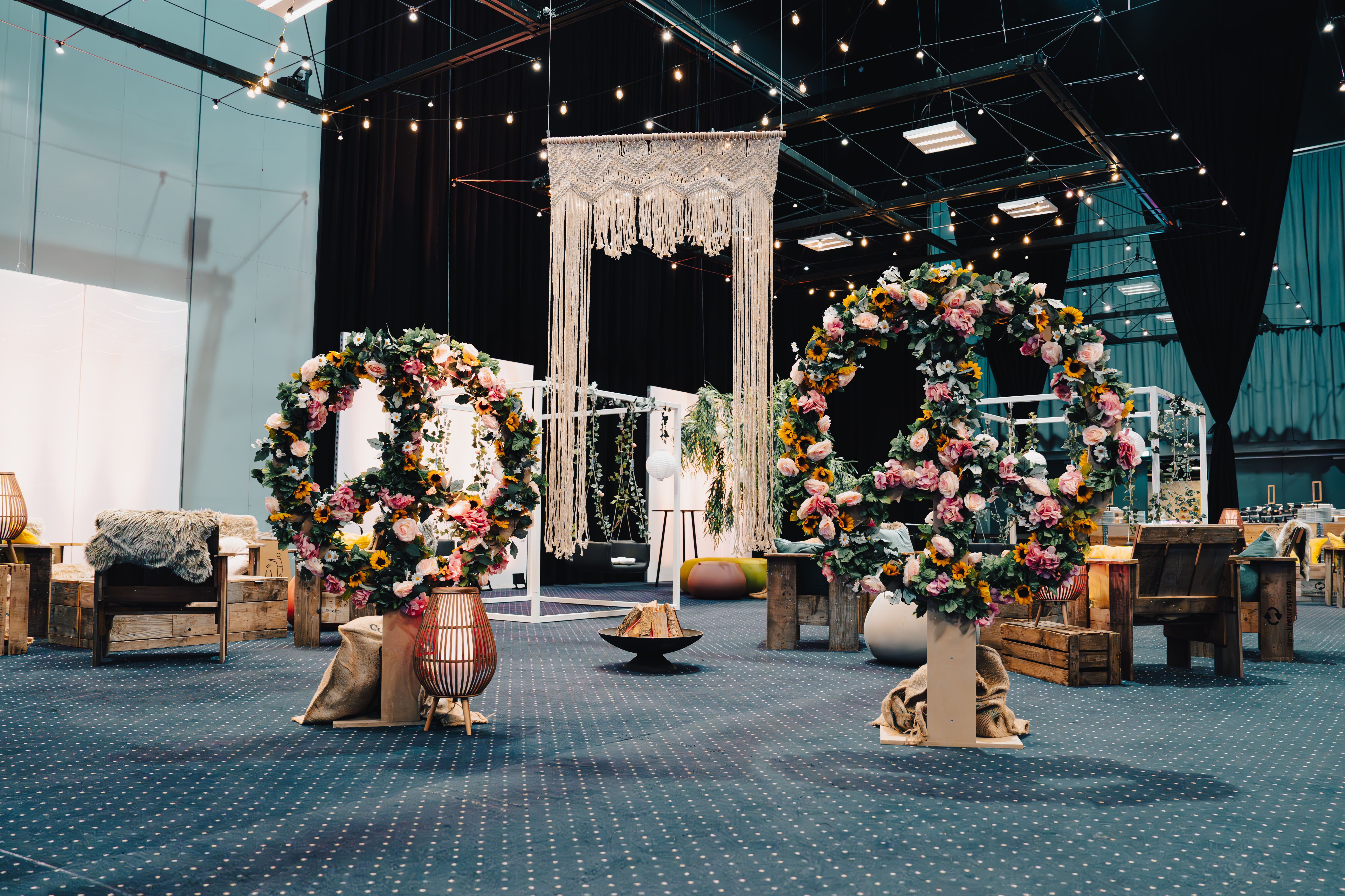 Specialdesignet loungeområde med blomsterinstallationer og dekorationer.