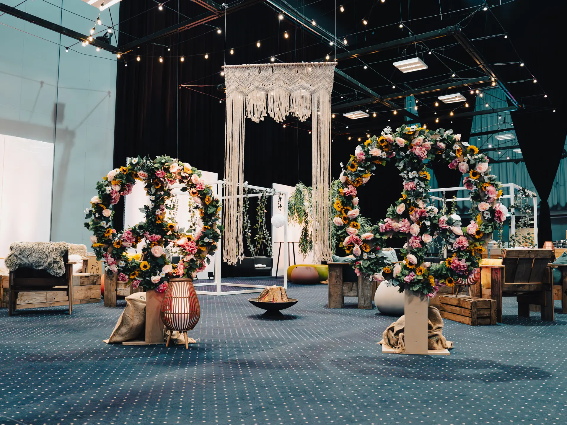 Specialdesignet loungeområde med blomsterinstallationer og dekorationer.