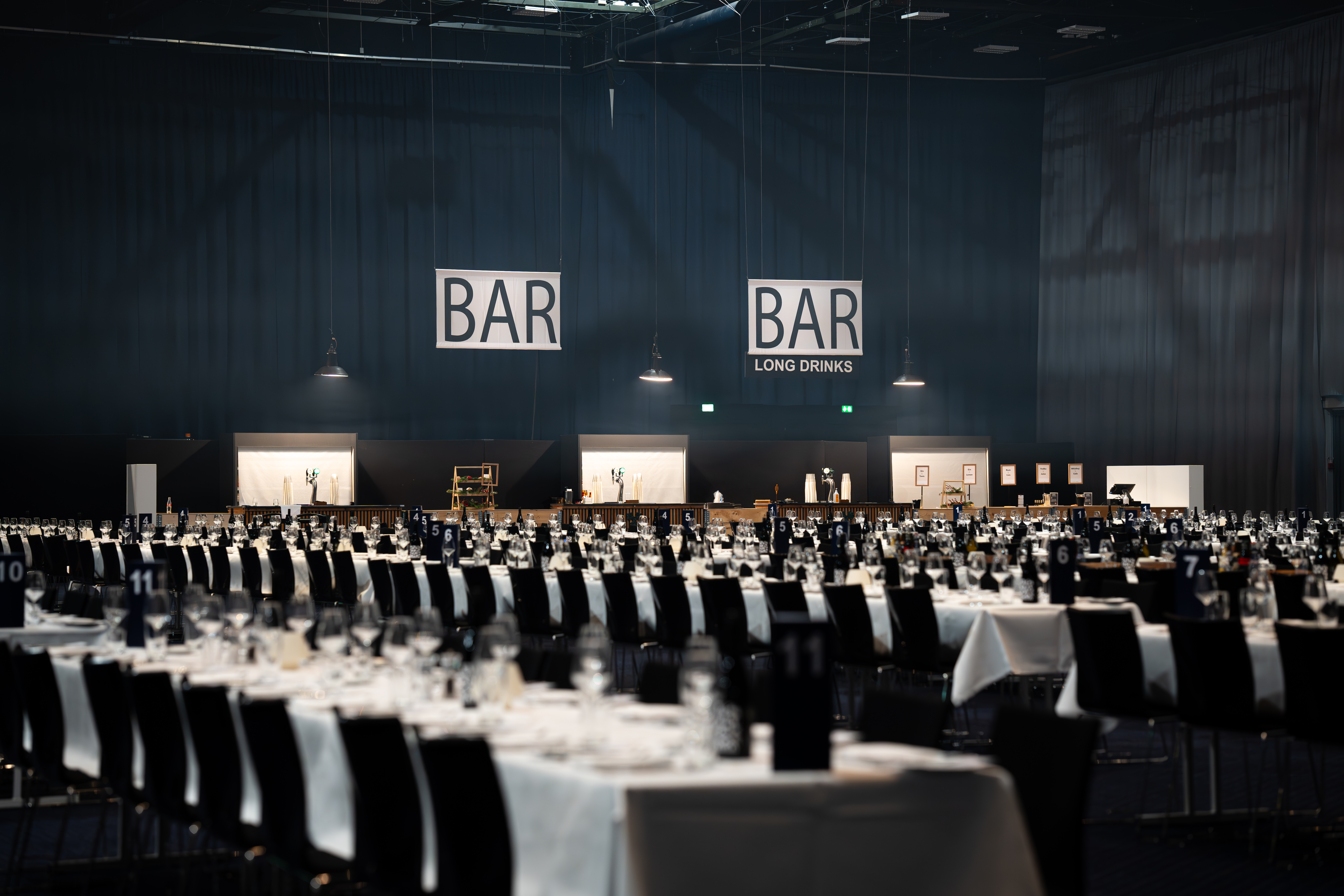 Stor bar og langborde dækket op til julefrokost i Bella Center.