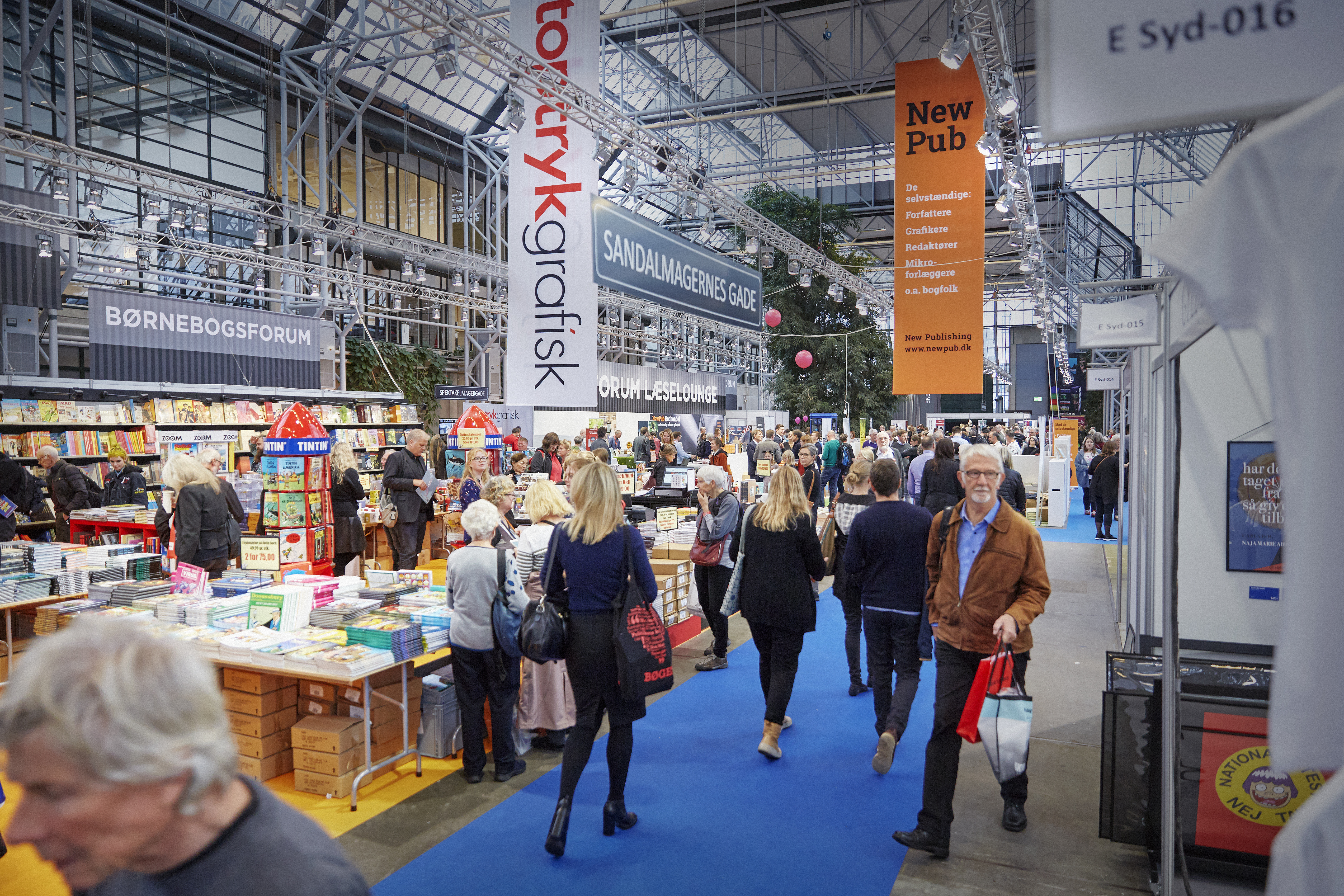 Fyldt messehal med stande og mennesker til Bogforum i Bella Center.