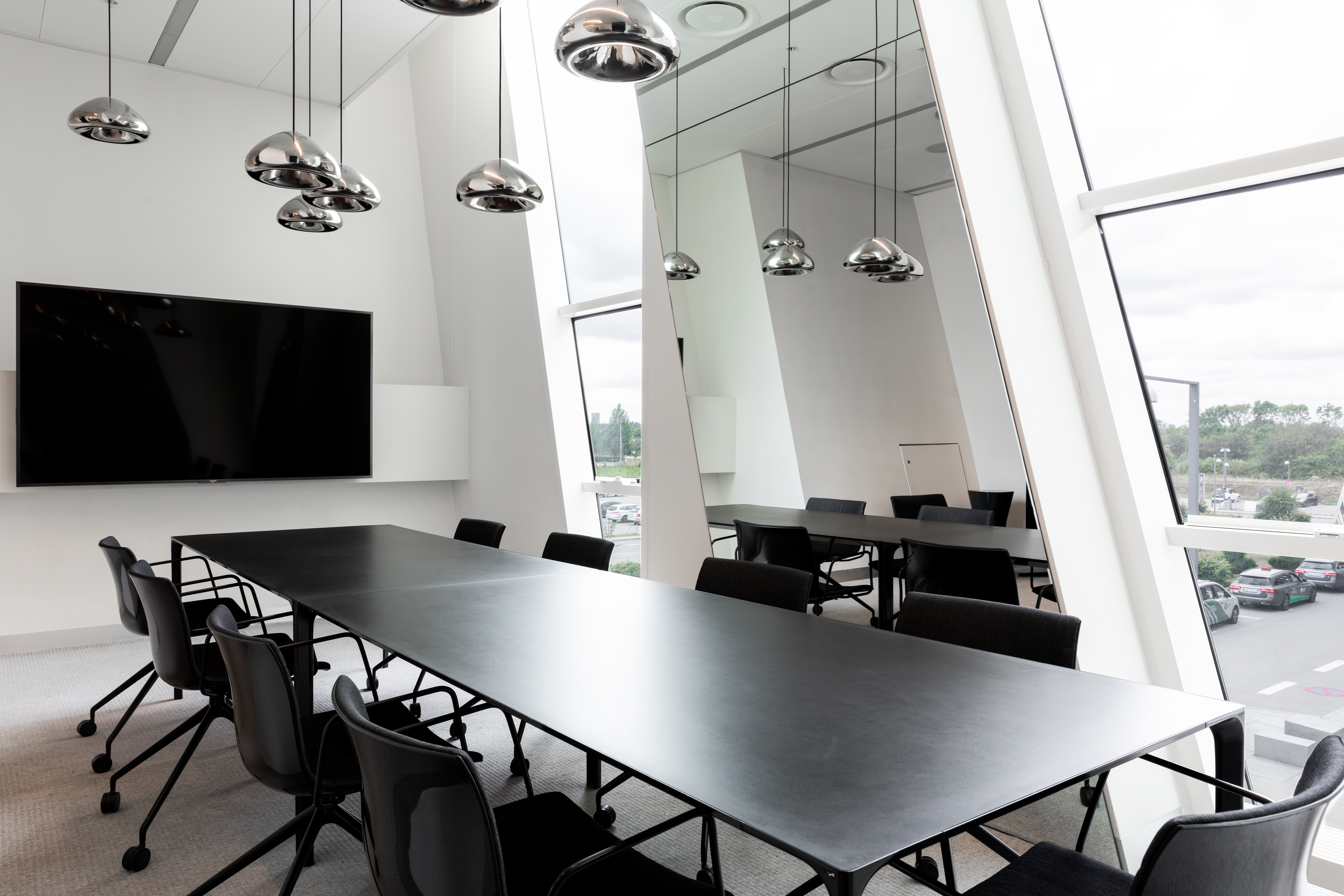 Mødelokale med store vinduer og udsigt over København i Bella Center.