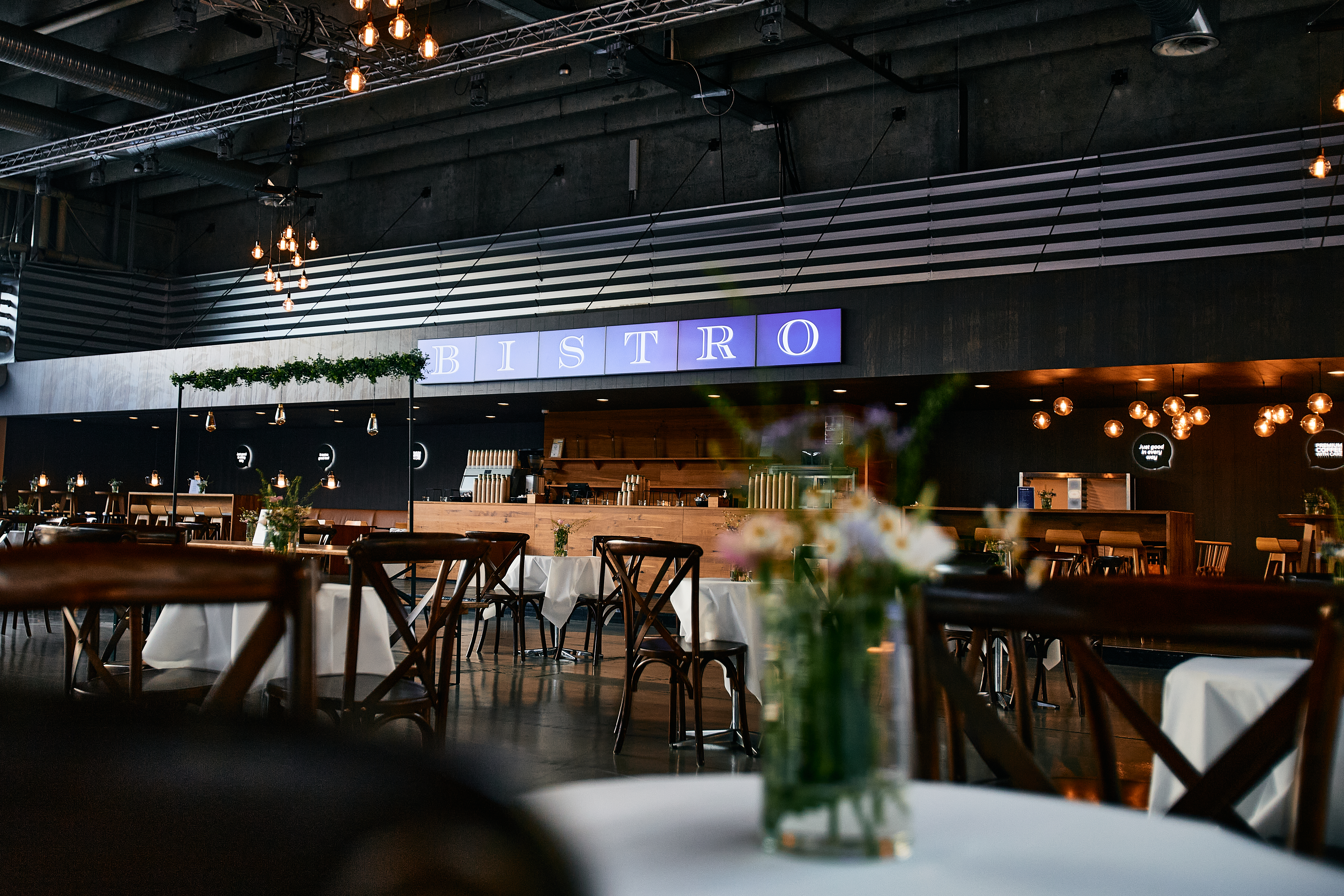 Bistroområde med caféborde og bar til event i Bella Center.