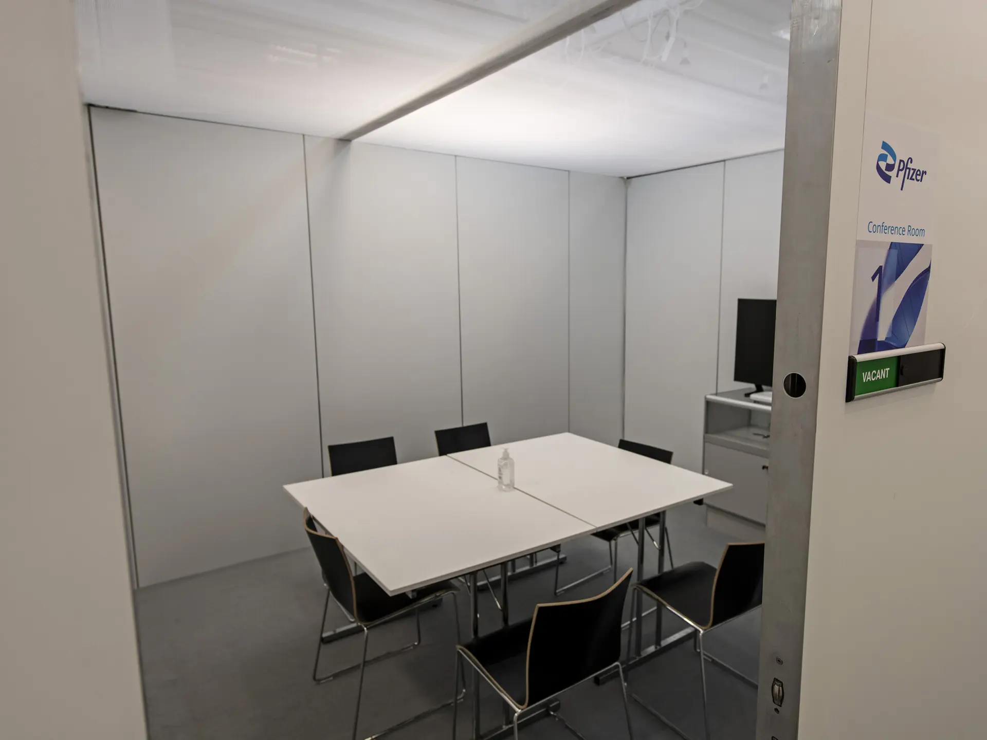 Fleksibelt mødelokale i Hal B i Bella Center med bordopstilling til møder og konferencer.