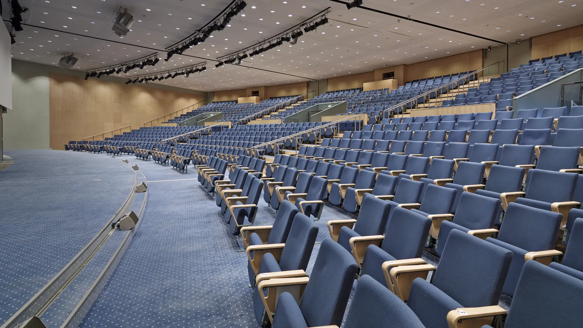 Auditorium med skrånende rækker og pladser til plenumsession i Bella Center København.