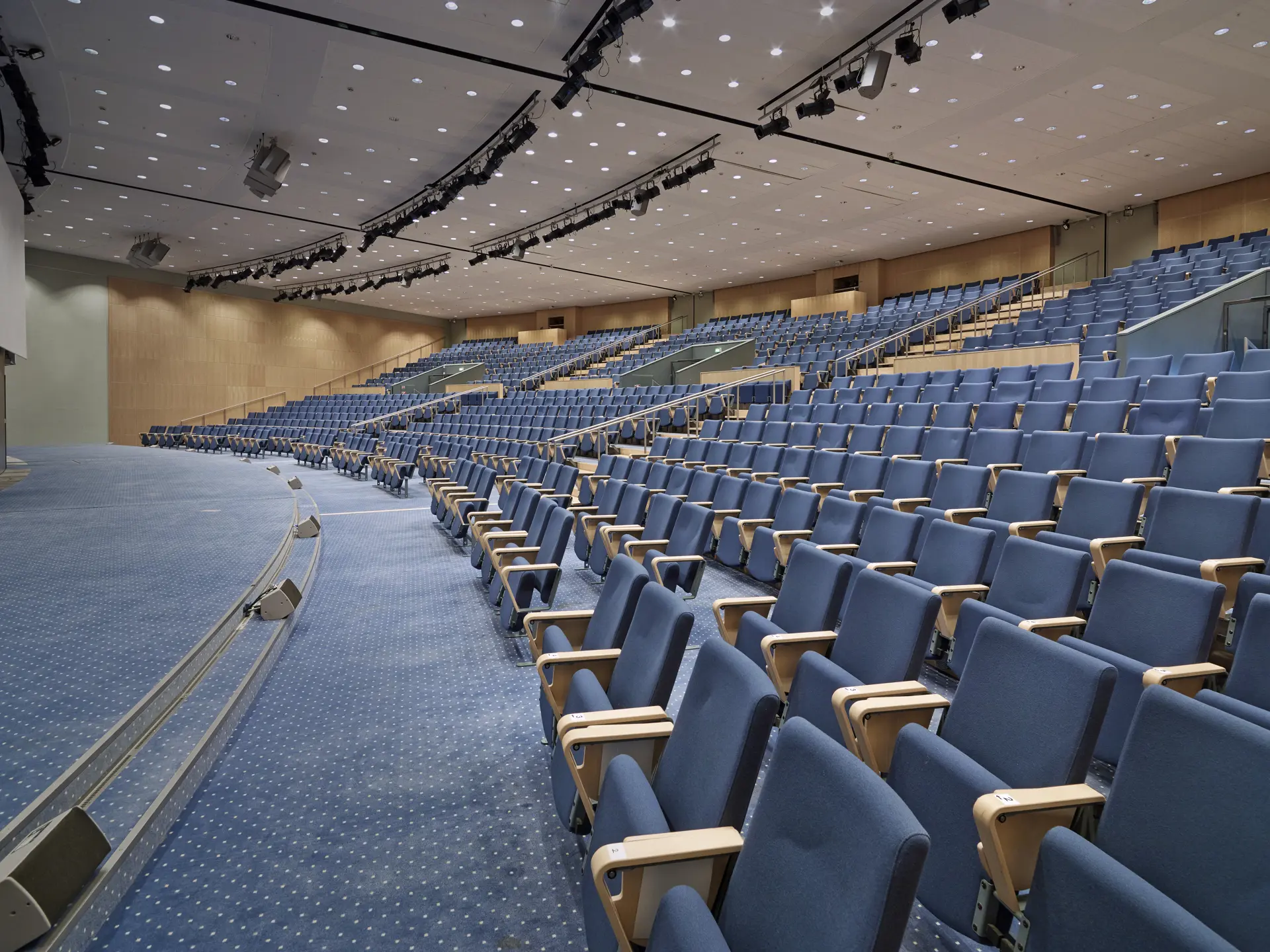 Auditorium med skrånende rækker og pladser til plenumsession i Bella Center København.