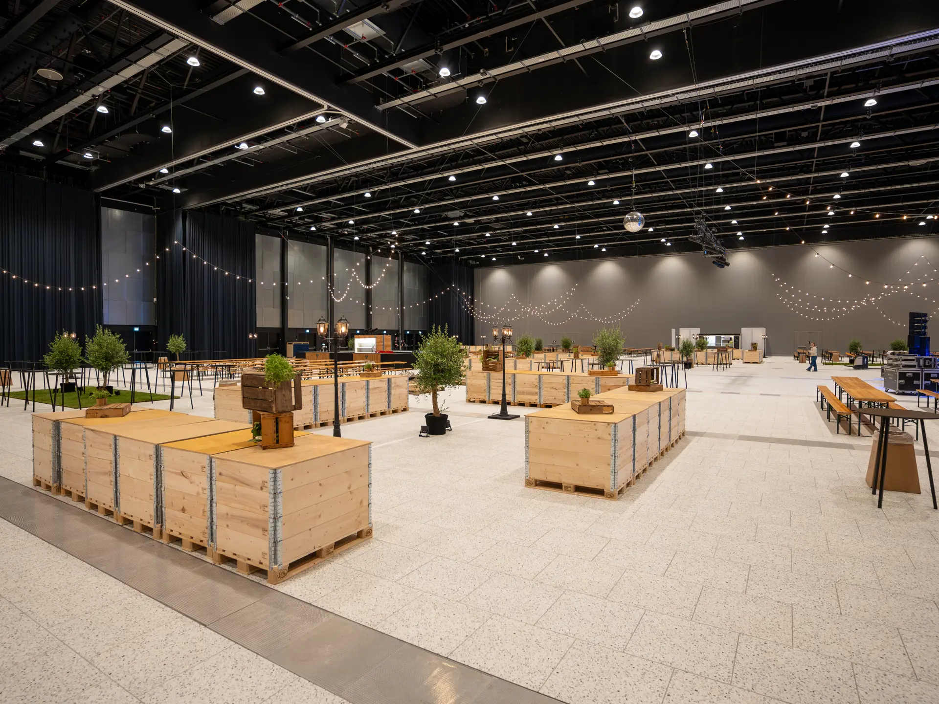 Festlig opsætning med lys og boder i Hal D, Bella Center Copenhagen.