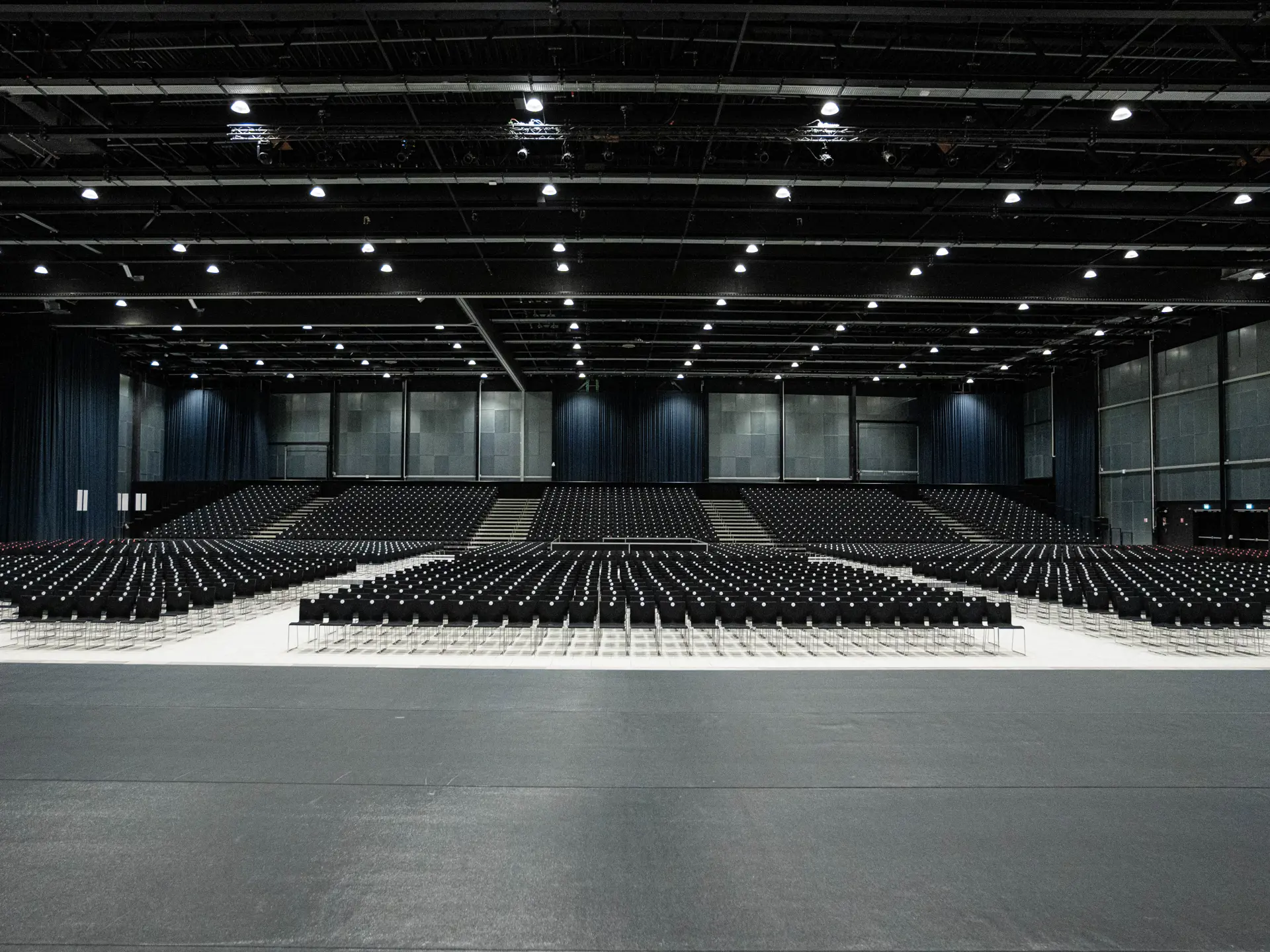 Stolerækker opsat til stor plenumsession i Hal D (Bella Arena).