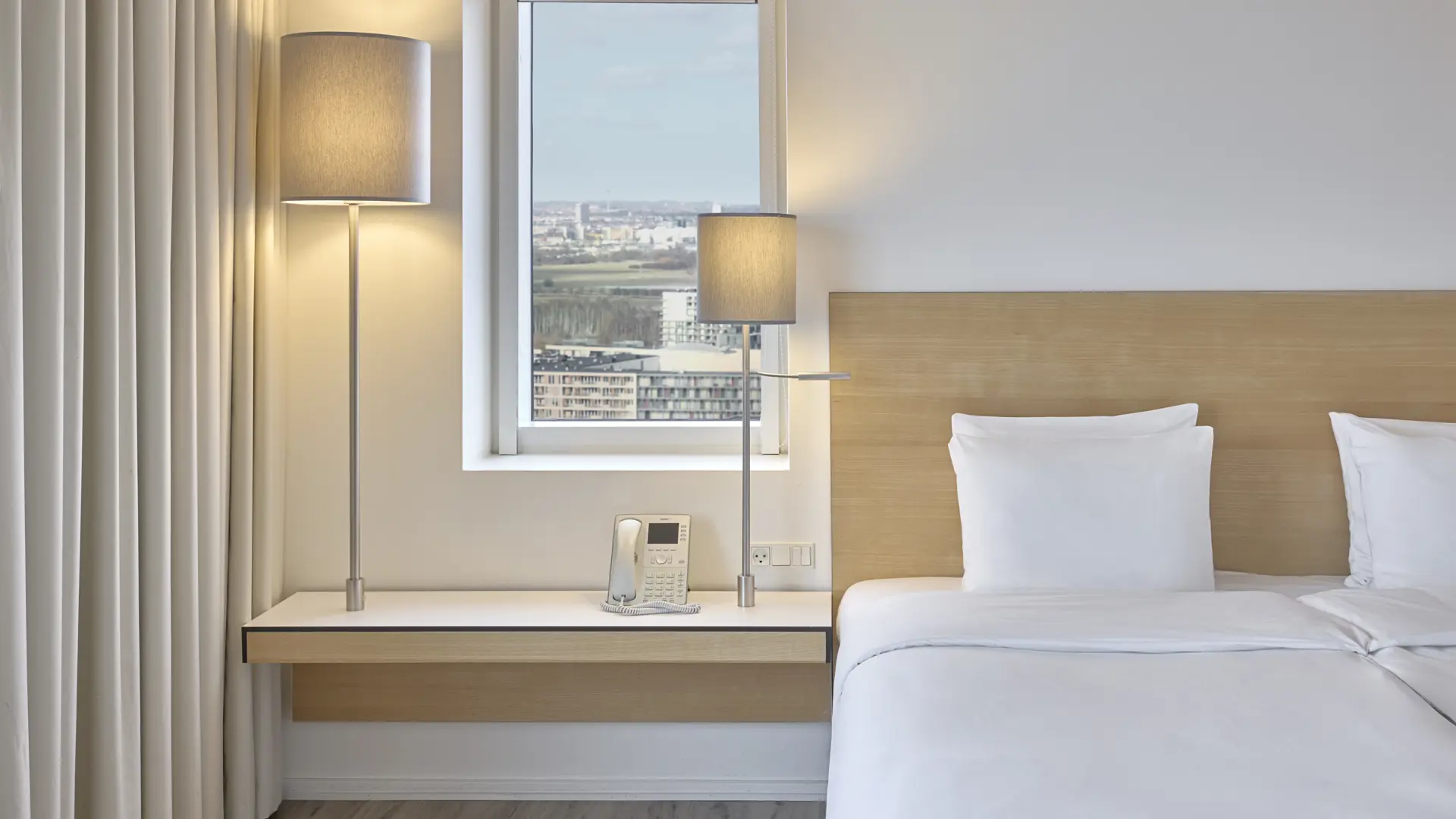 Lyst og moderne hotelværelse på Crowne Plaza Copenhagen Towers nær Bella Center med udsigt over København.