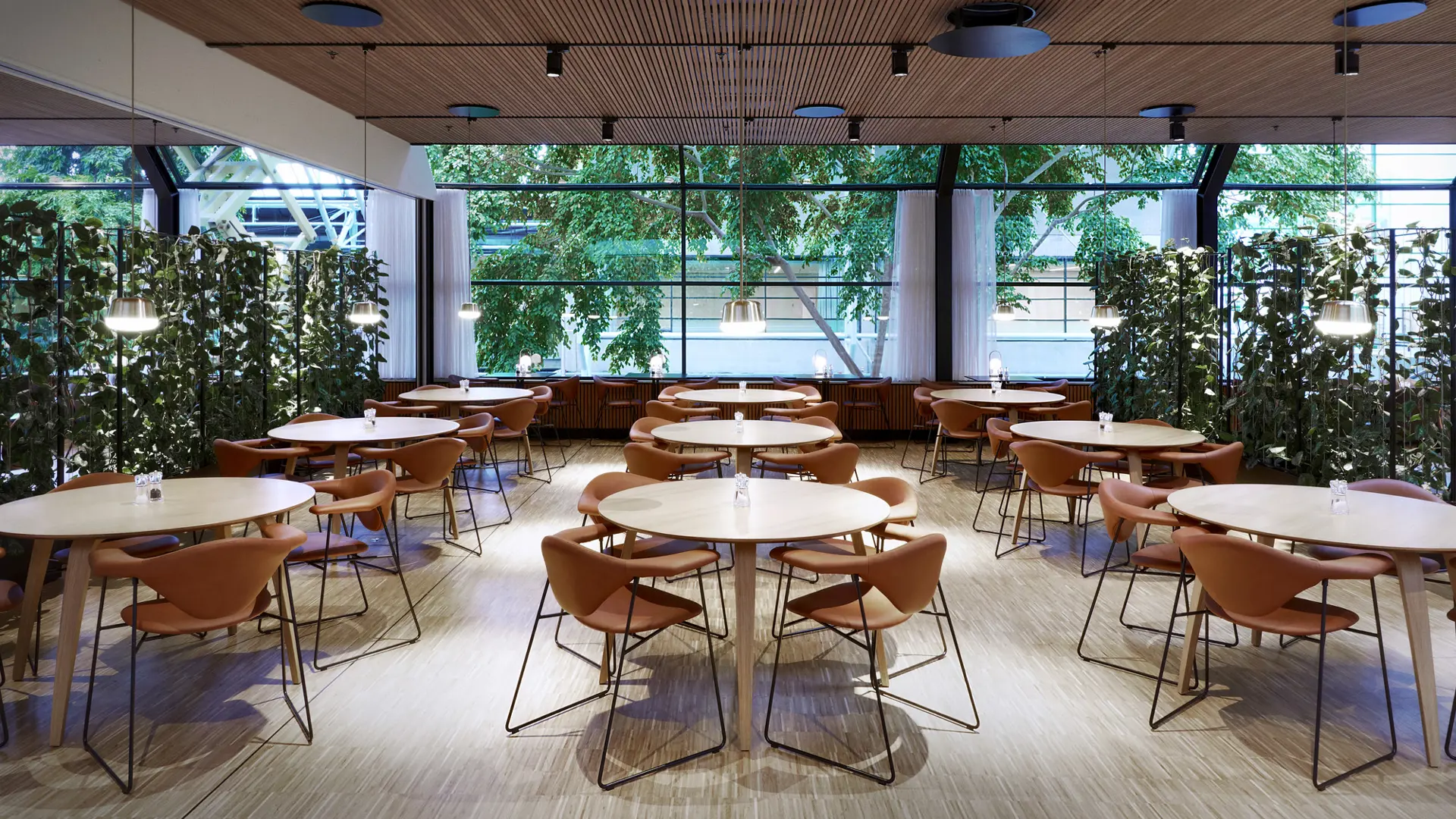 The Treehouse – stemningsfuldt eventområde med danske designmøbler, grøn udsigt og naturligt lys gennem store vinduer.
