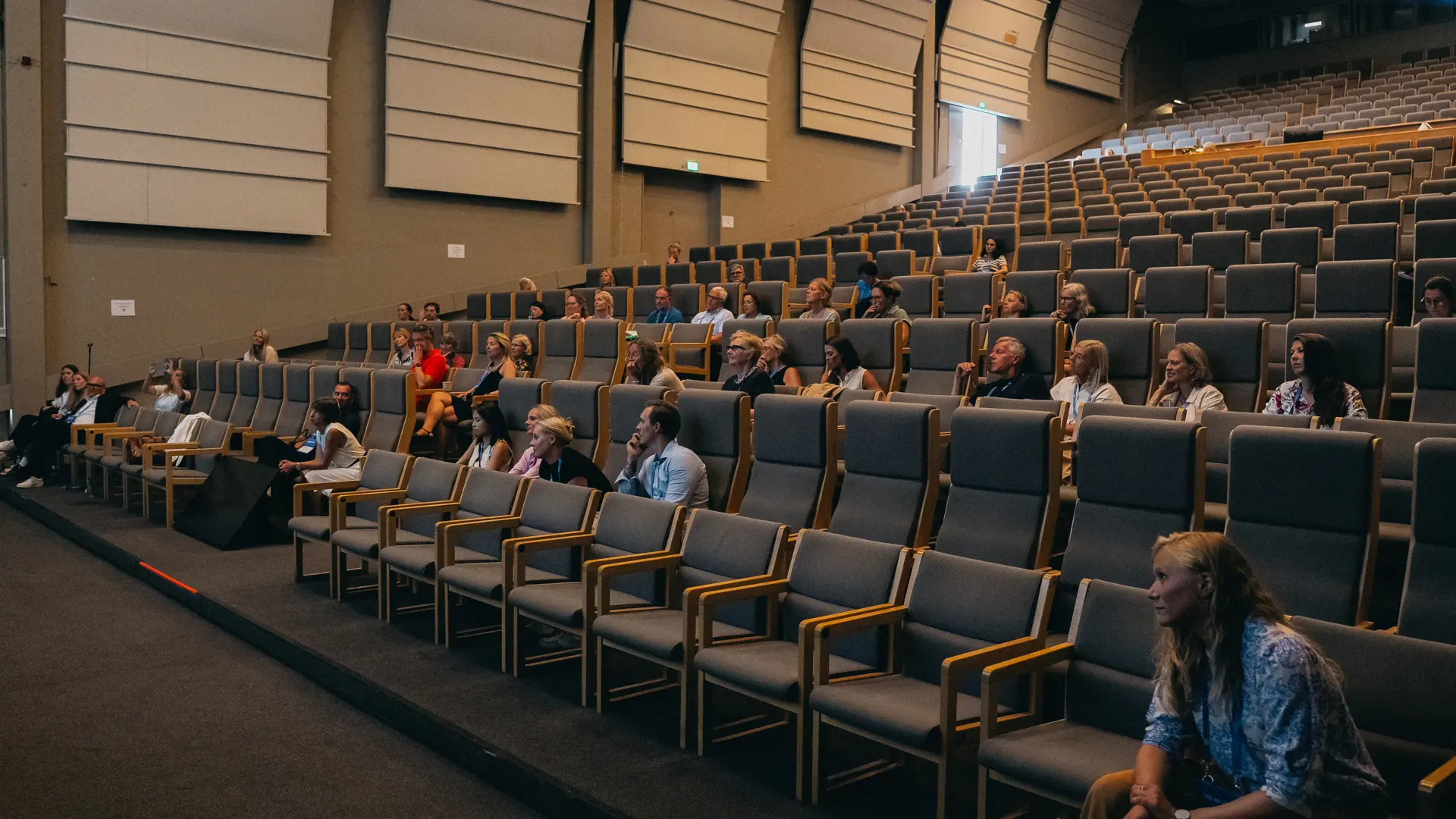 Auditorium 15 i Bella Center Copenhagen – lokale med 582 pladser og fuldt AV-setup.