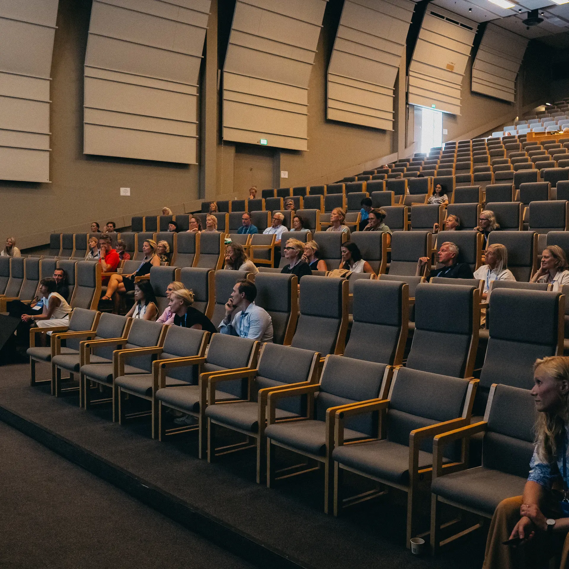 Auditorium 15 i Bella Center Copenhagen – lokale med 582 pladser og fuldt AV-setup.
