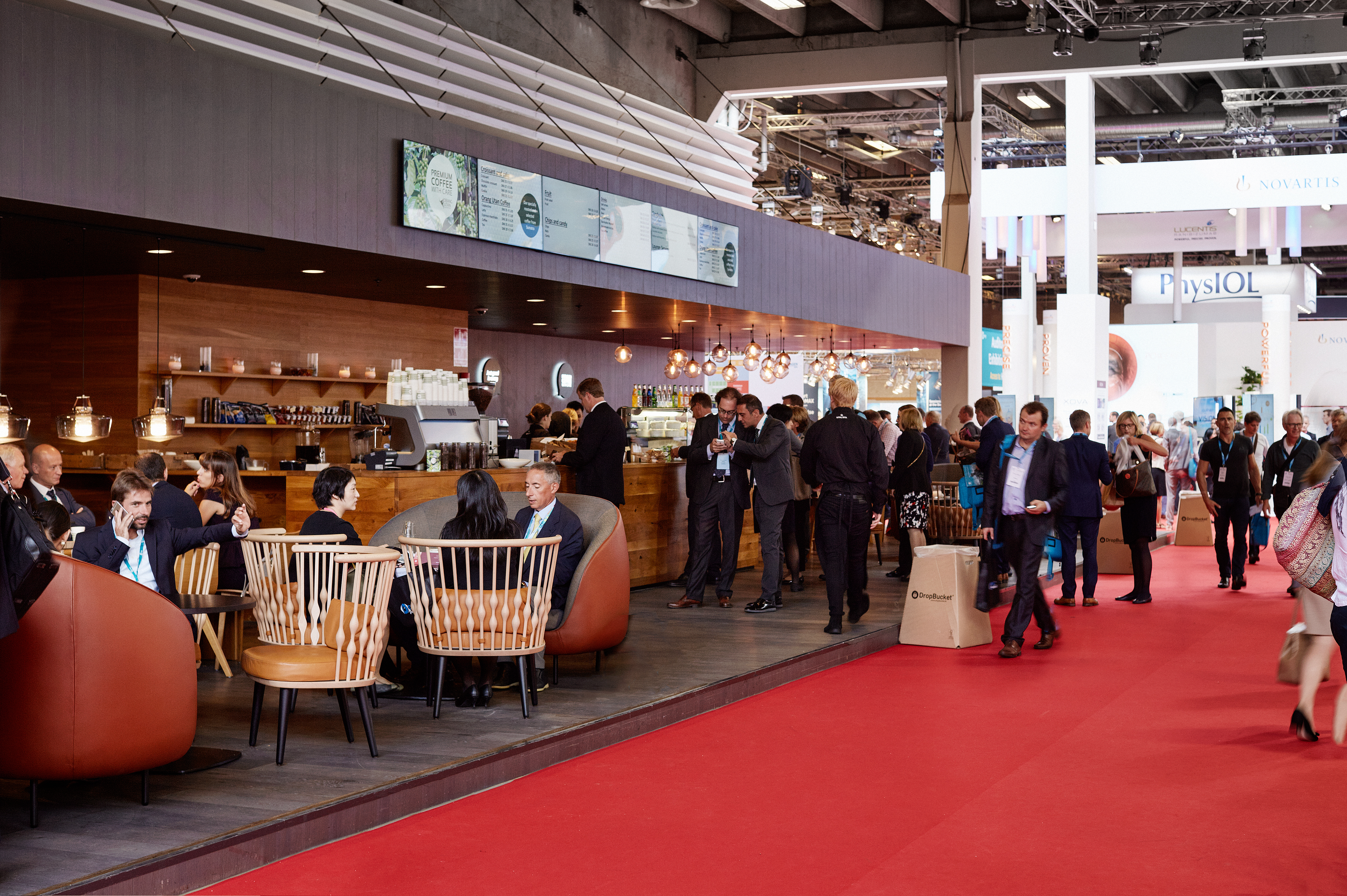 Orangu Lounge under event – gæster nyder kaffe og samtaler i loungeområde med varme trædetaljer og dæmpet belysning.