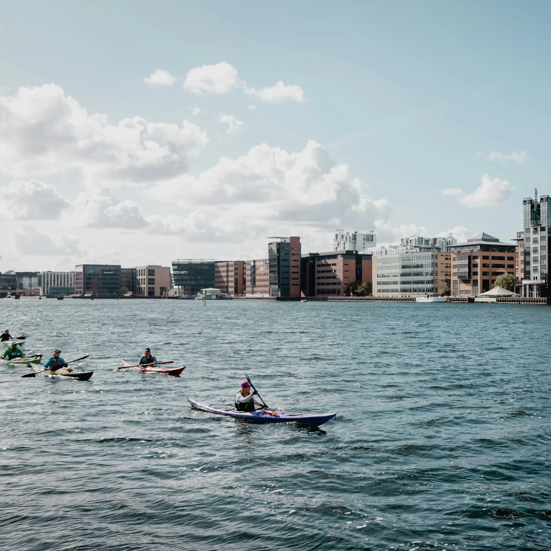 Vandfront og moderne bygninger i Ørestad nær Bella Center