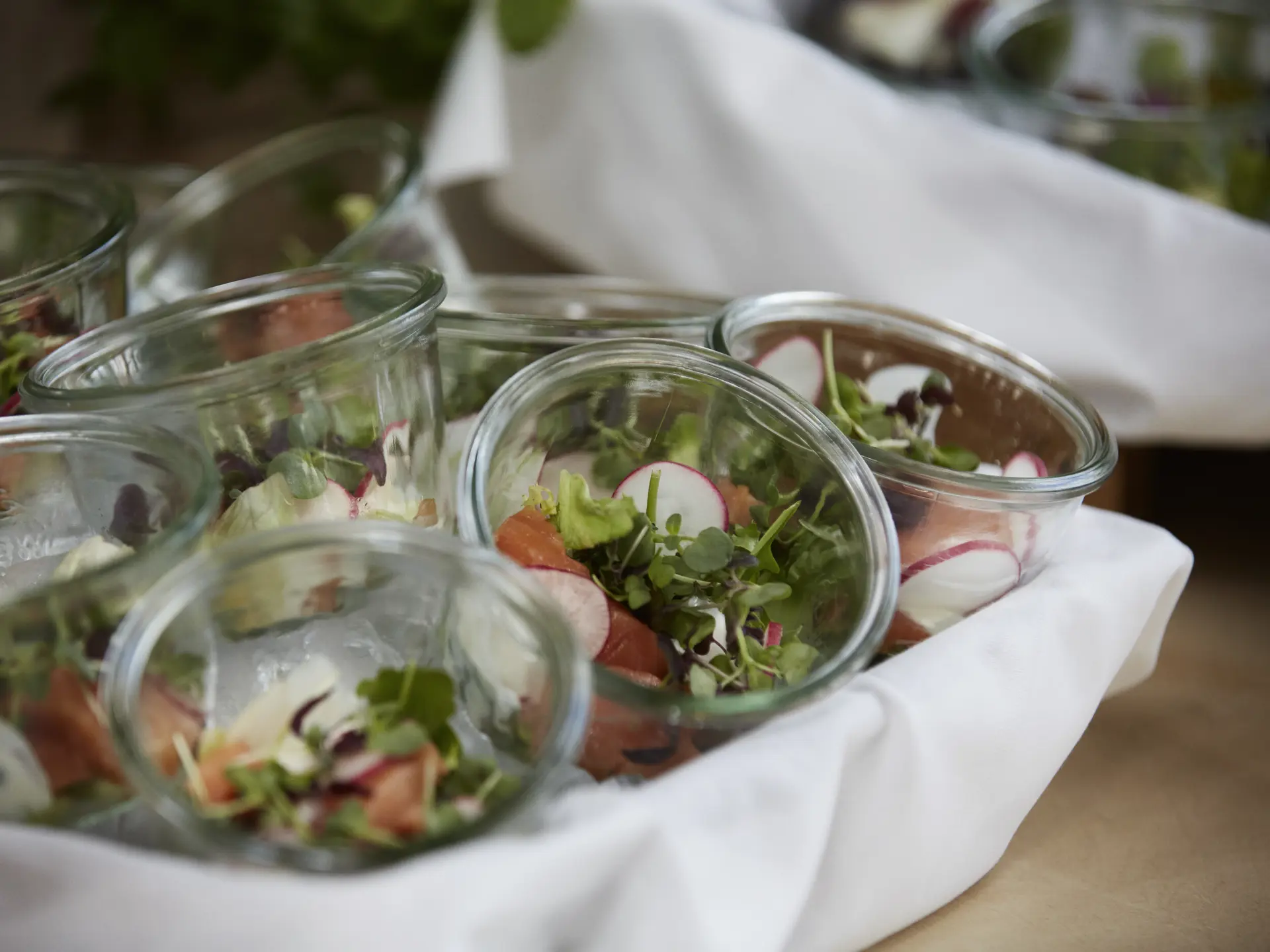 Portionsanretninger med salat og laks til event i Bella Center Copenhagen.