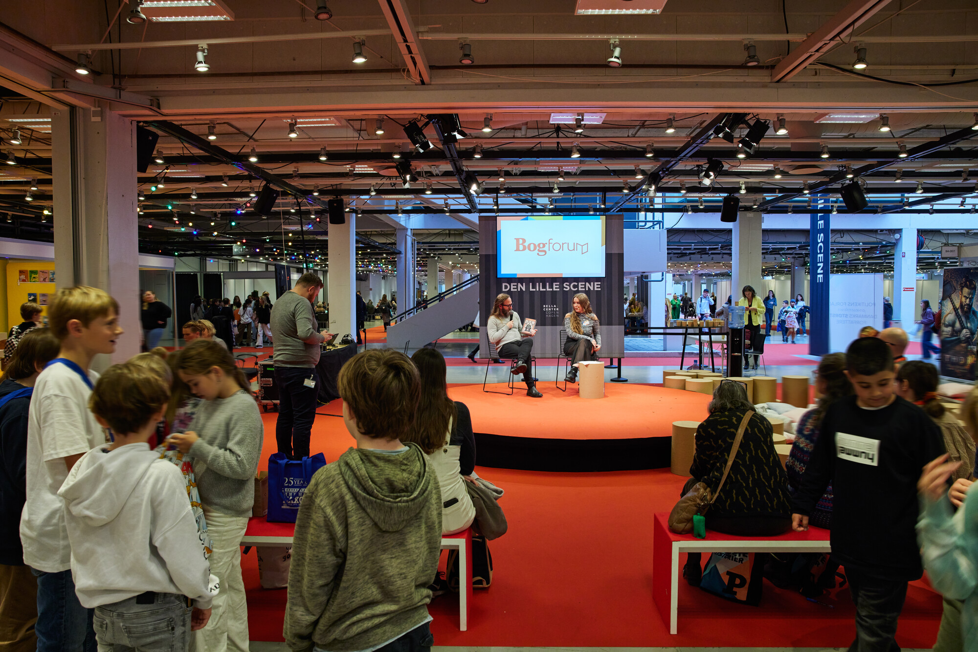 Bogforum event i Hal B i Bella Center med live samtale på Den Lille Scene og publikum i industrielt inspirerede omgivelser