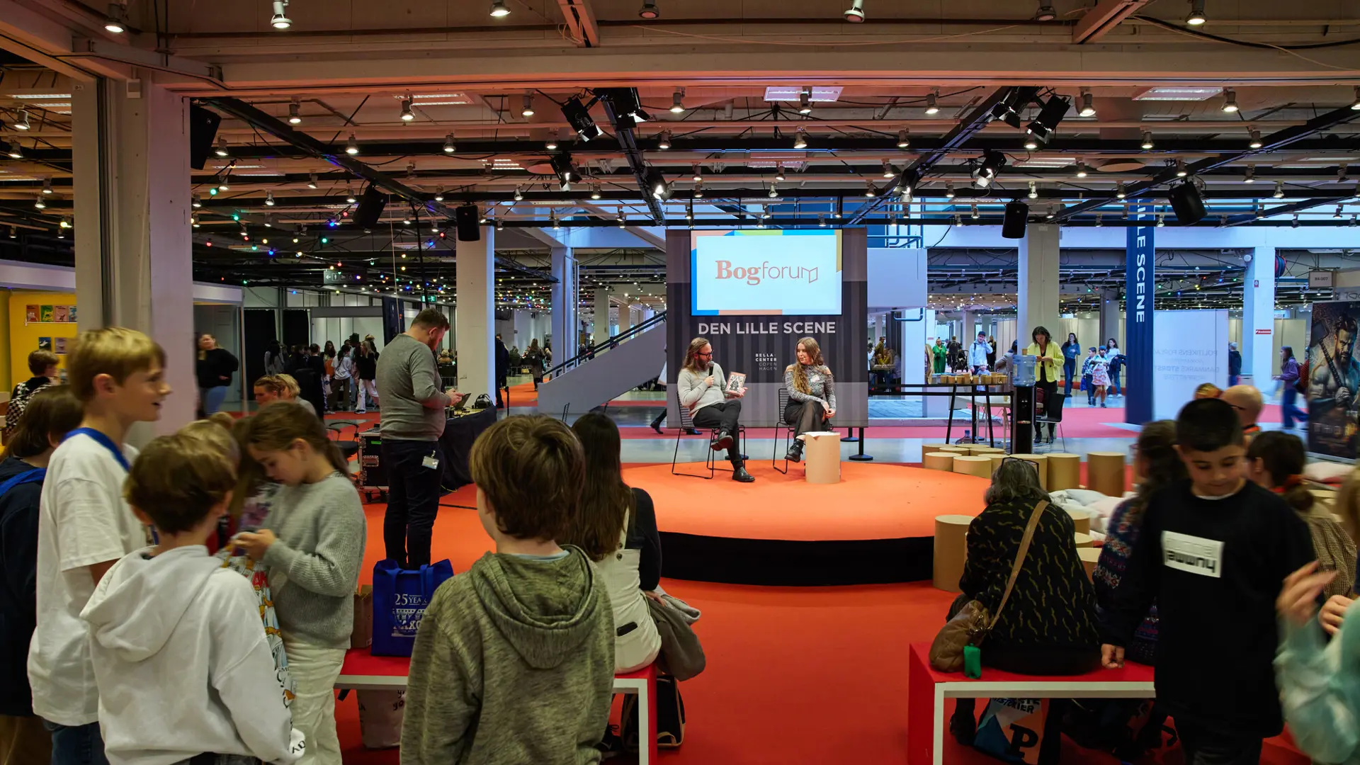 Bogforum event i Hal B i Bella Center med live samtale på Den Lille Scene og publikum i industrielt inspirerede omgivelser