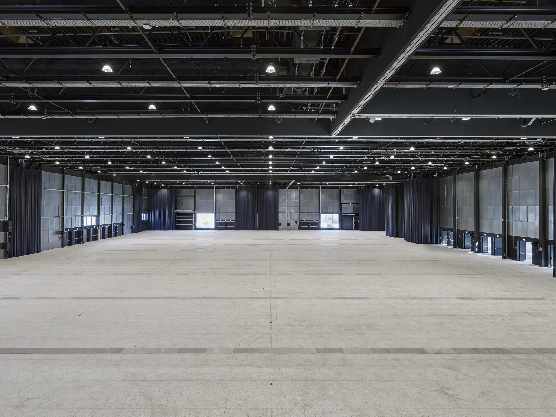 Hal D i Bella Arena indrettet som fleksibel multiarena med åbent gulv og højt til loftet.
