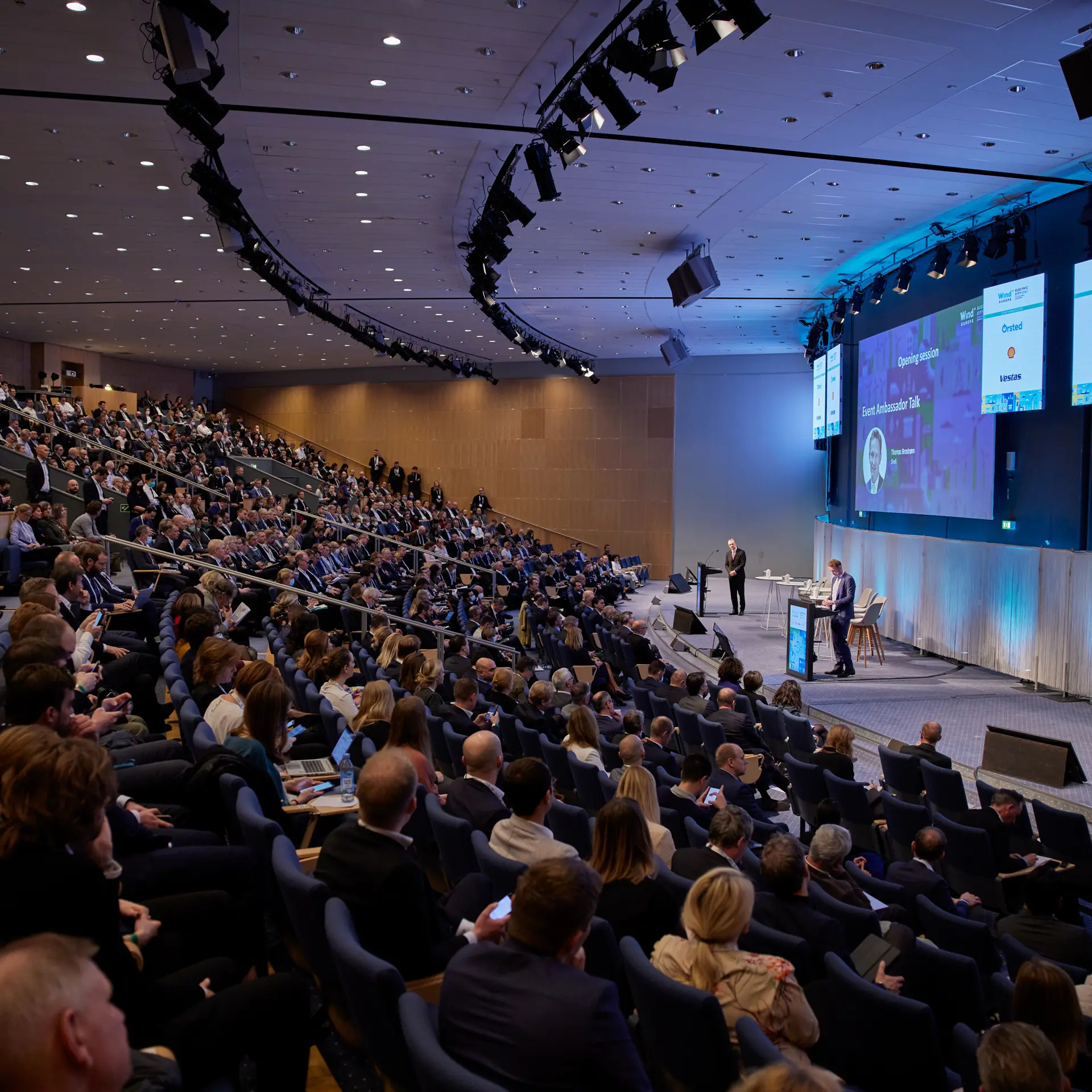 Stor konference i Auditorium 10-12 i Bella Center Copenhagen med oplægsholder og internationalt publikum.