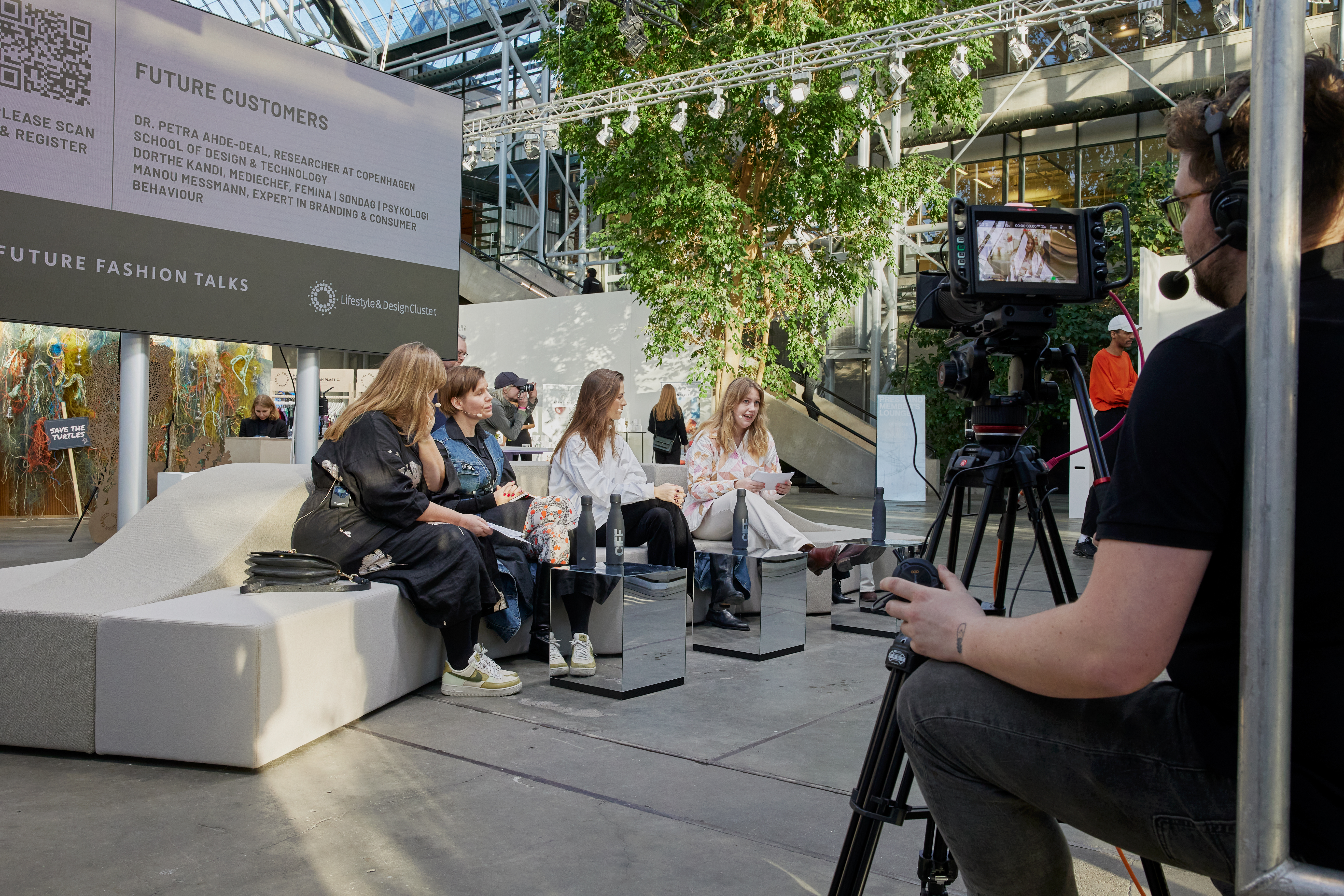 Fire personer deltager i paneldebat på video optaget i Bella Center.
