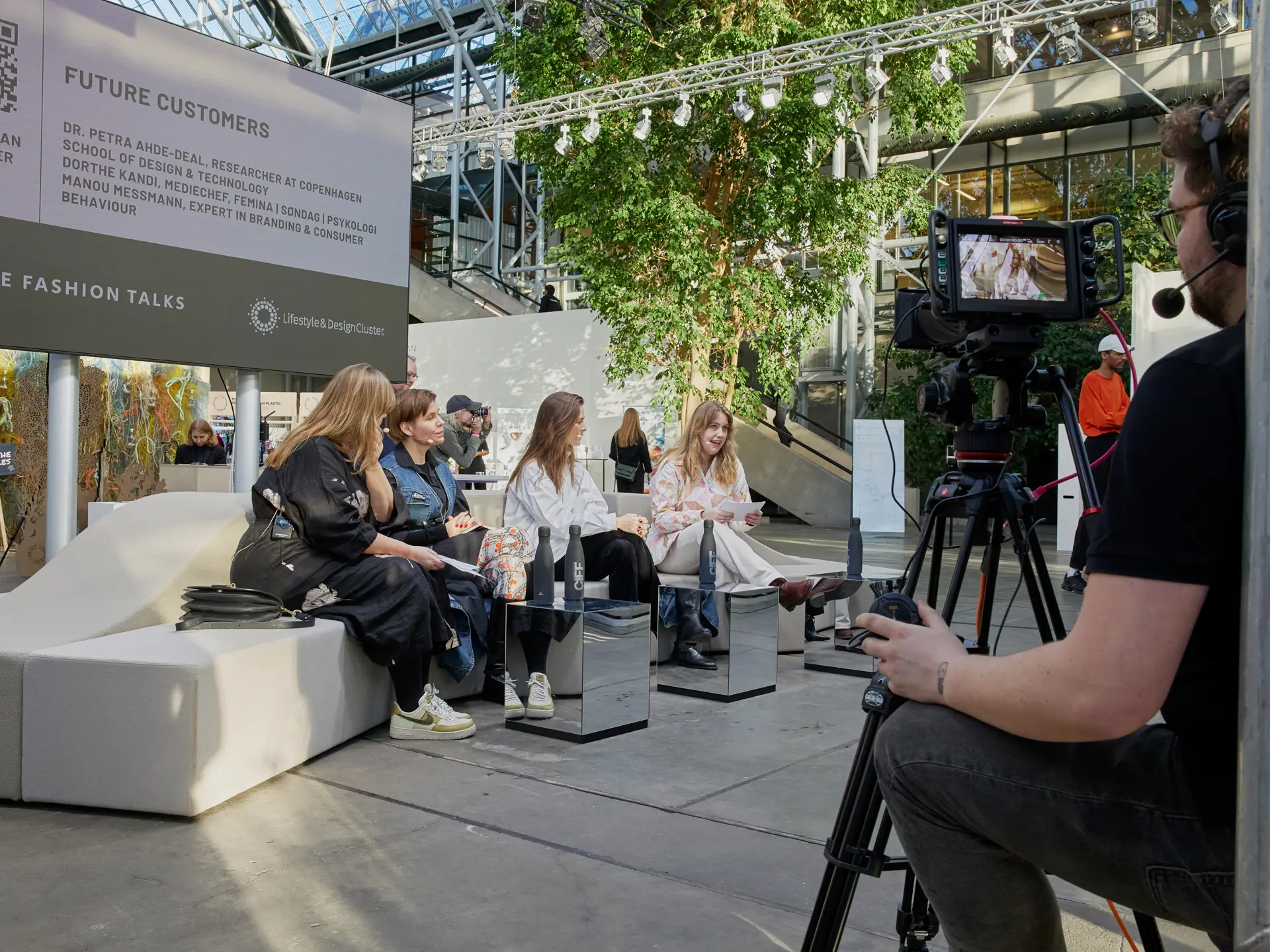 Fire personer deltager i paneldebat på video optaget i Bella Center.
